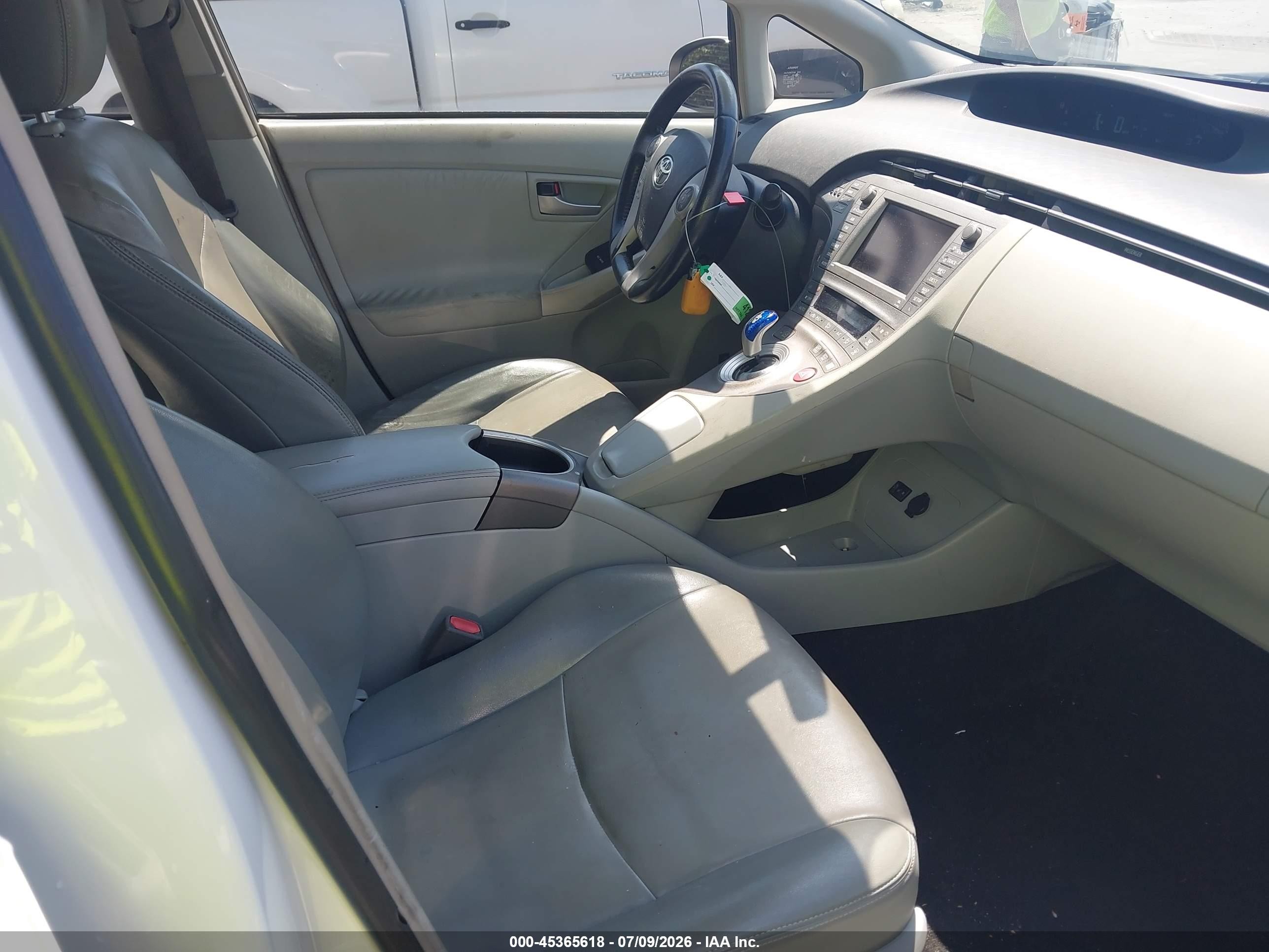 2014 Toyota Prius Four White vin: JTDKN3DU5E1847073