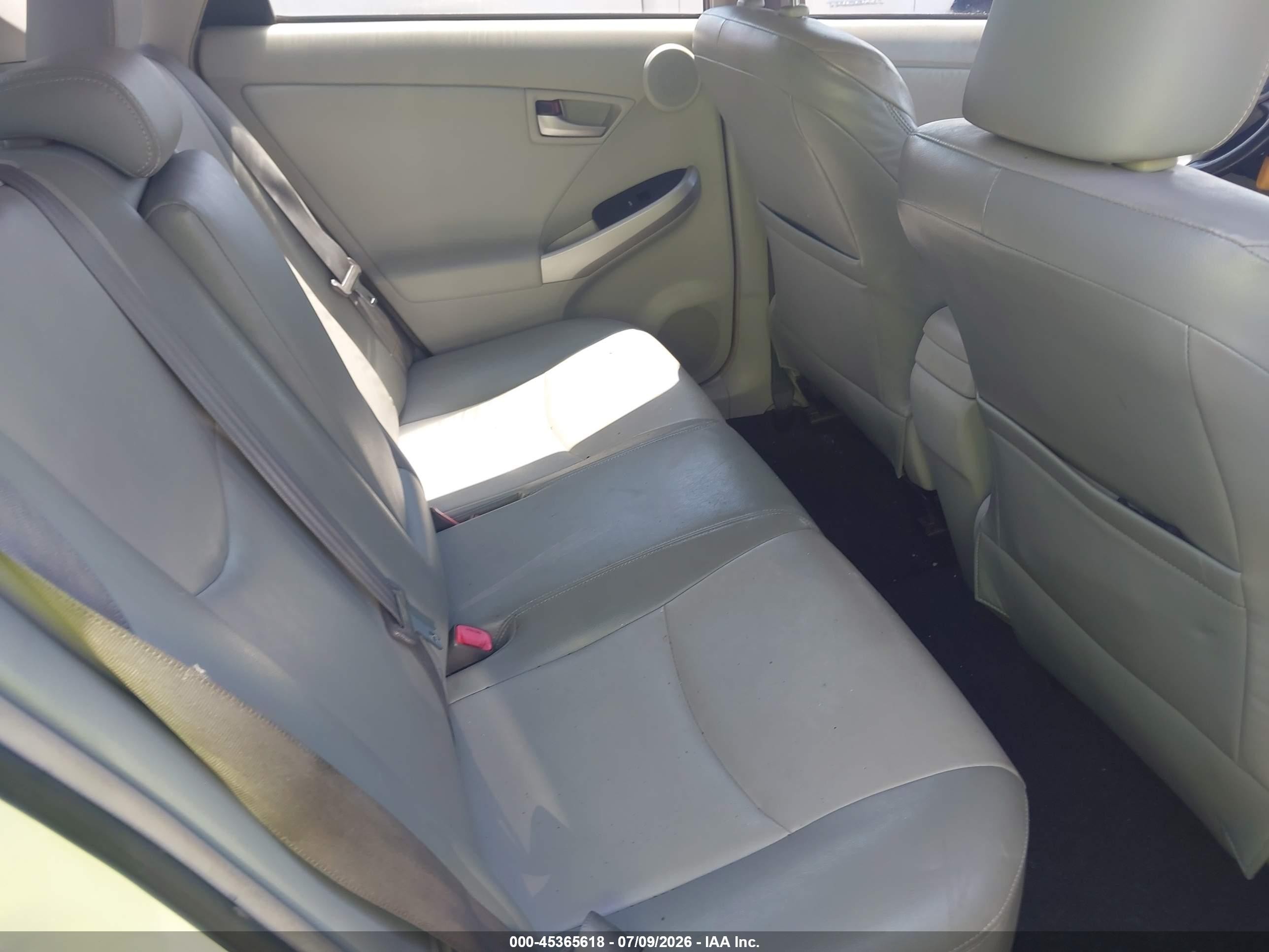 2014 Toyota Prius Four White vin: JTDKN3DU5E1847073