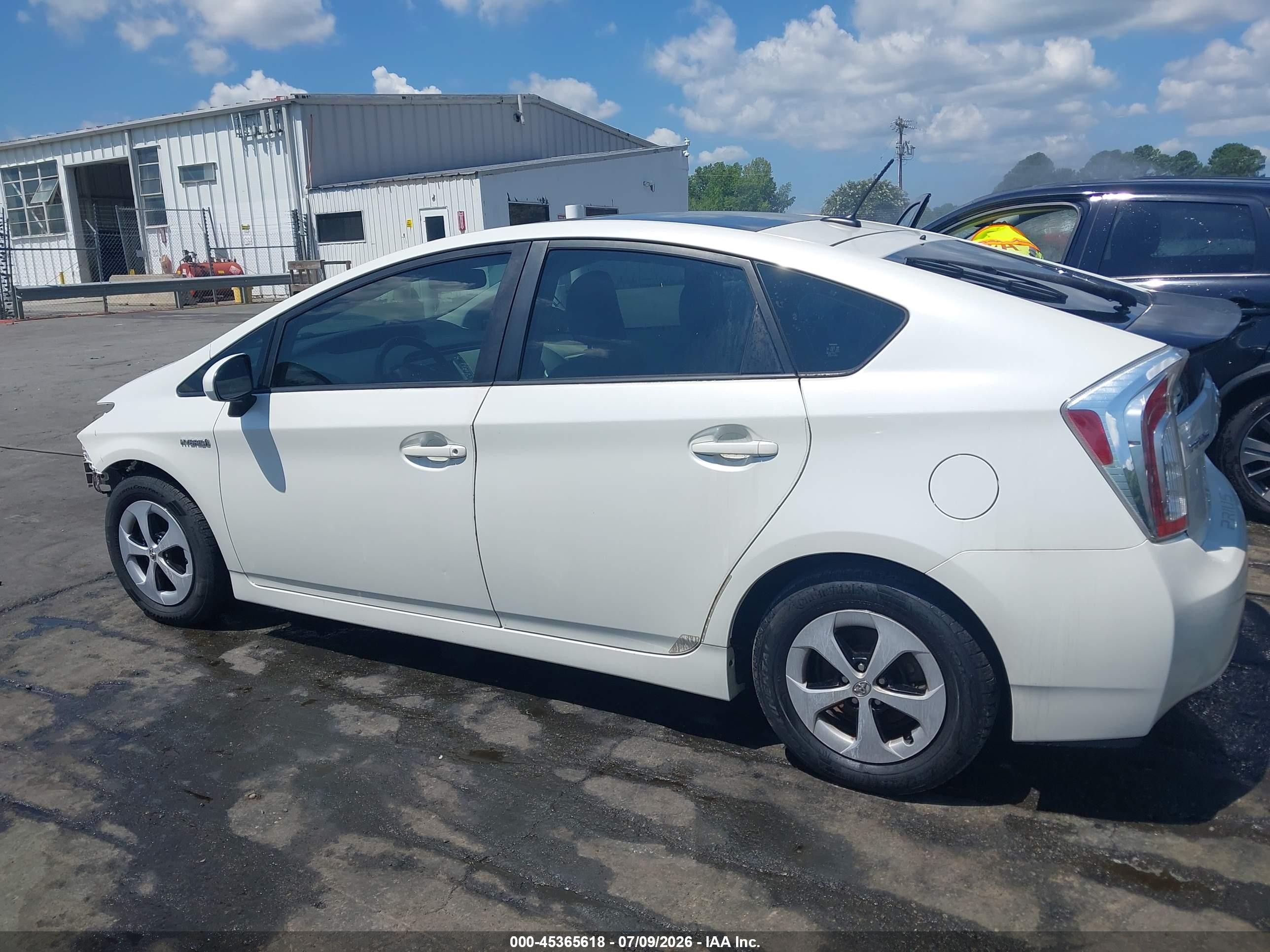 2014 Toyota Prius Four White vin: JTDKN3DU5E1847073