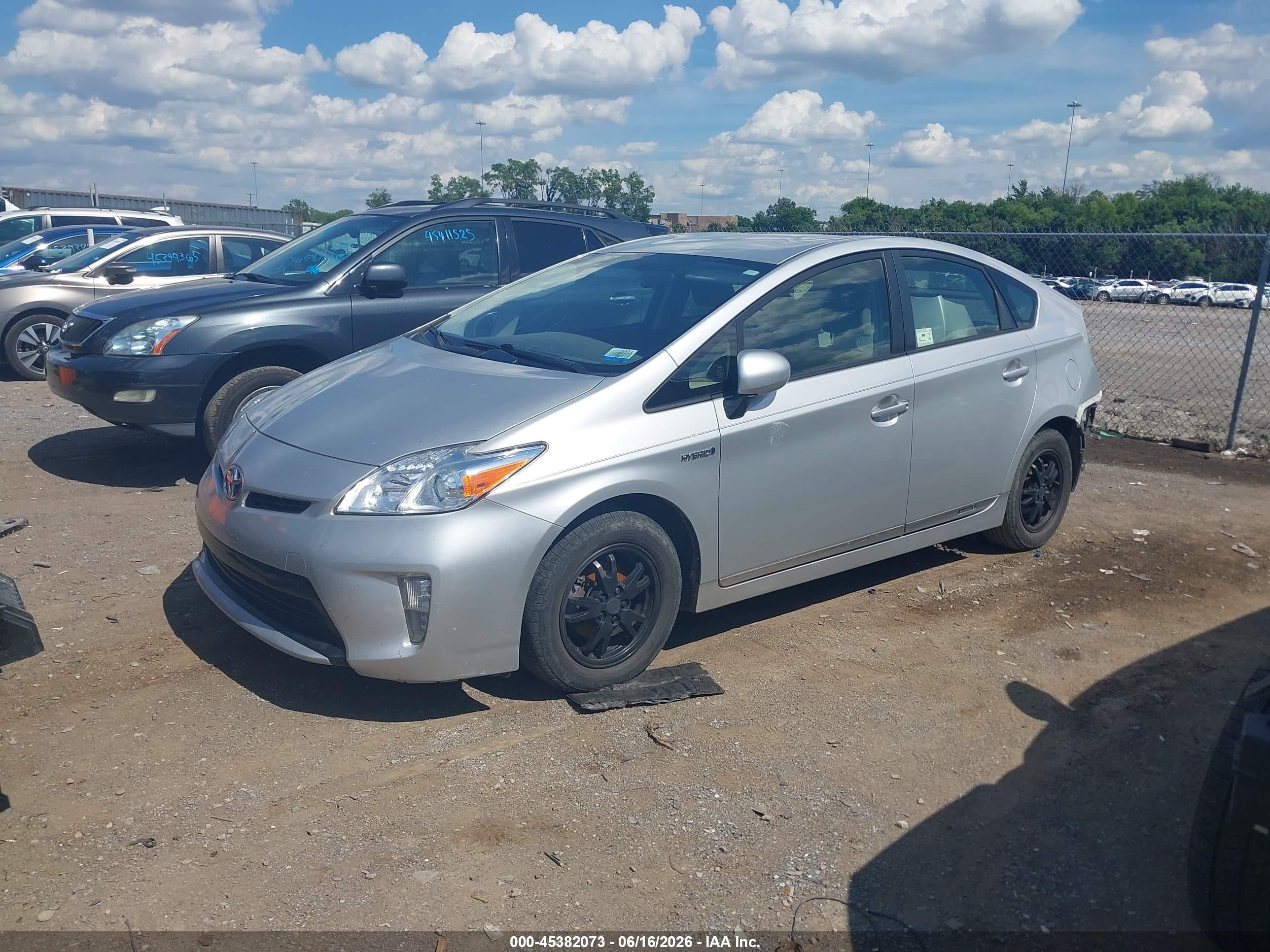 2015 Toyota Prius Two Серебряный vin: JTDKN3DU5F0440443