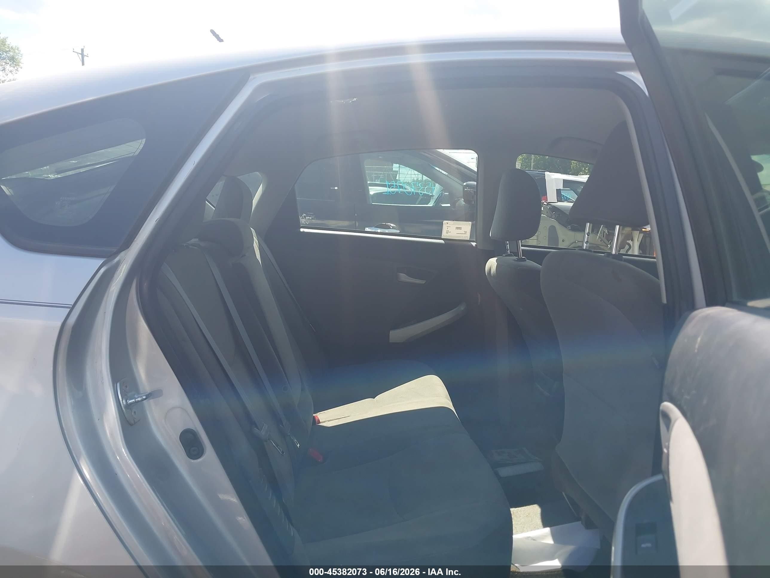 2015 Toyota Prius Two Серебряный vin: JTDKN3DU5F0440443