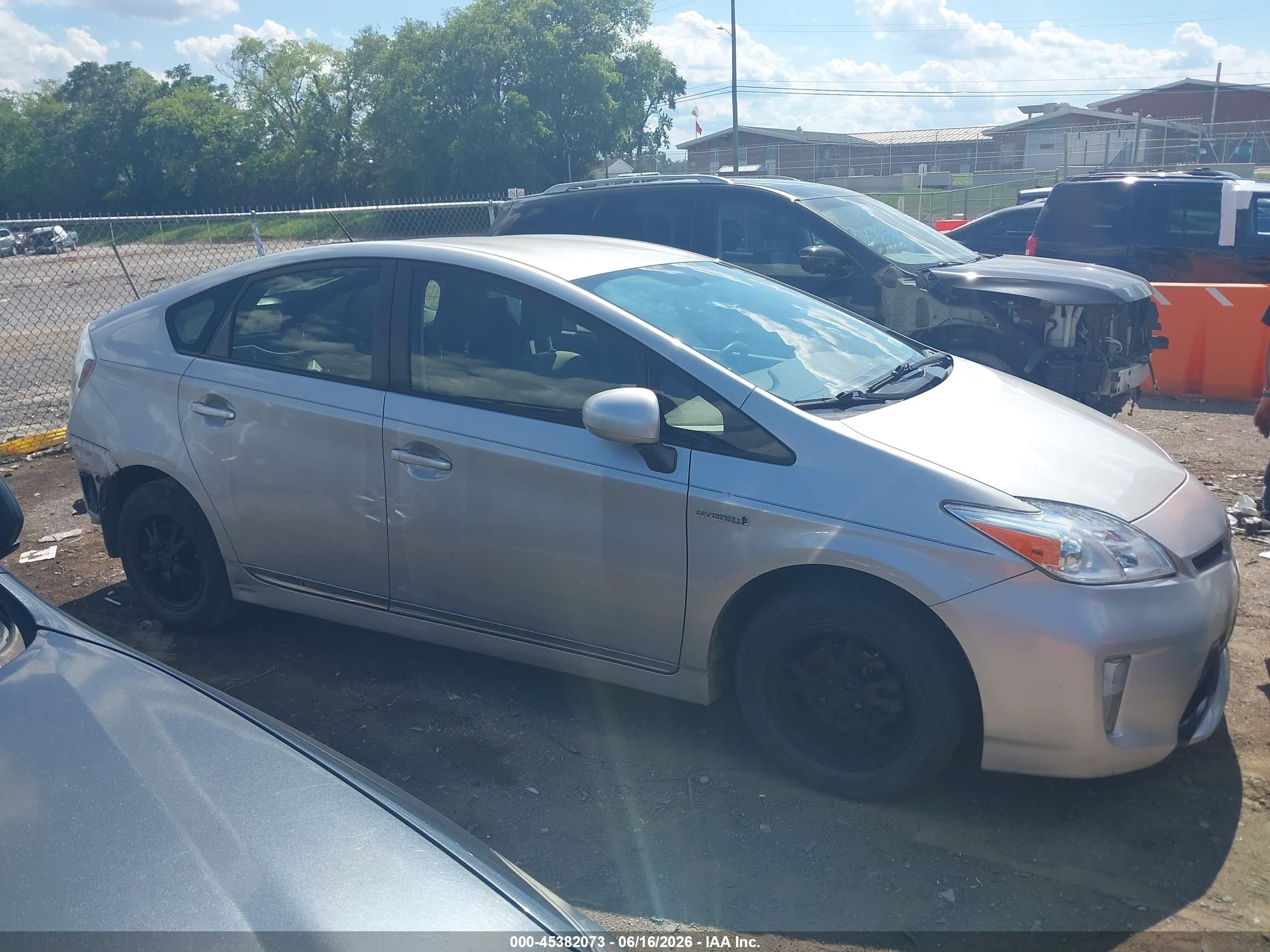 2015 Toyota Prius Two Серебряный vin: JTDKN3DU5F0440443