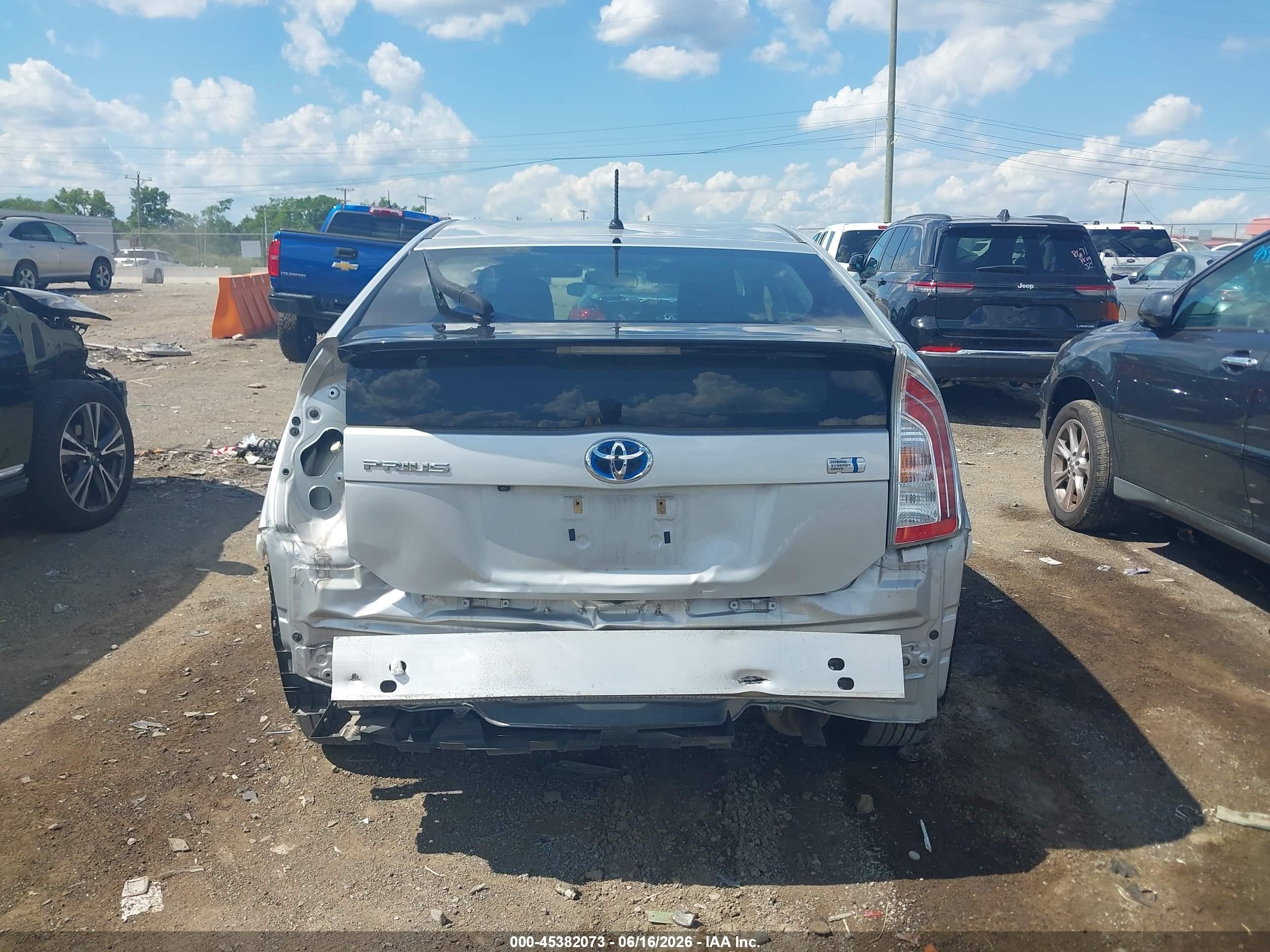 2015 Toyota Prius Two Серебряный vin: JTDKN3DU5F0440443