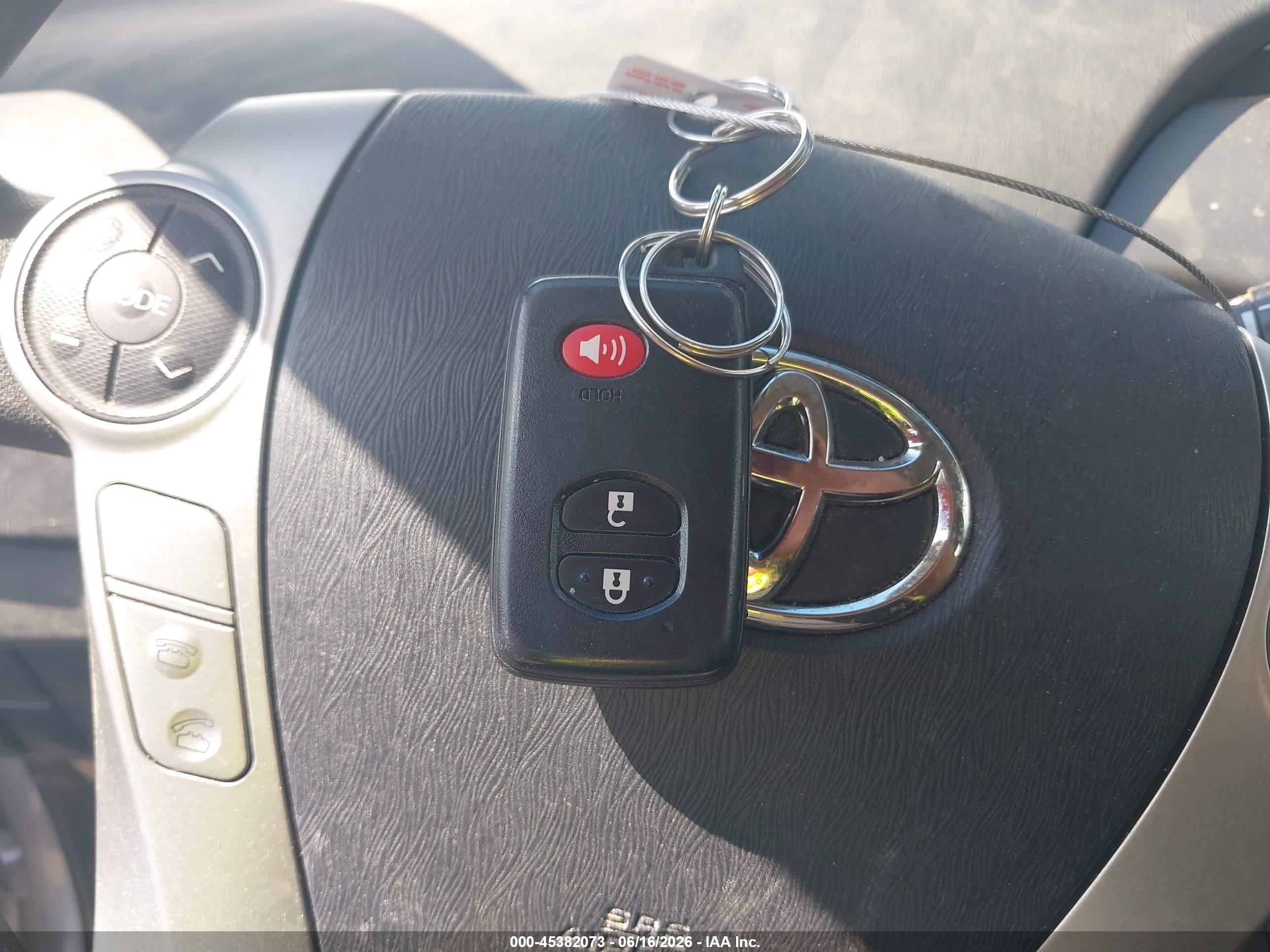 2015 Toyota Prius Two Серебряный vin: JTDKN3DU5F0440443