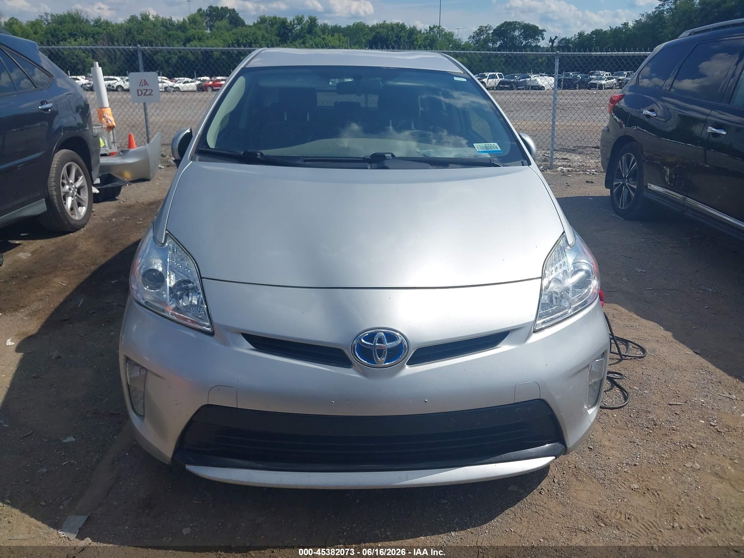 2015 Toyota Prius Two Серебряный vin: JTDKN3DU5F0440443