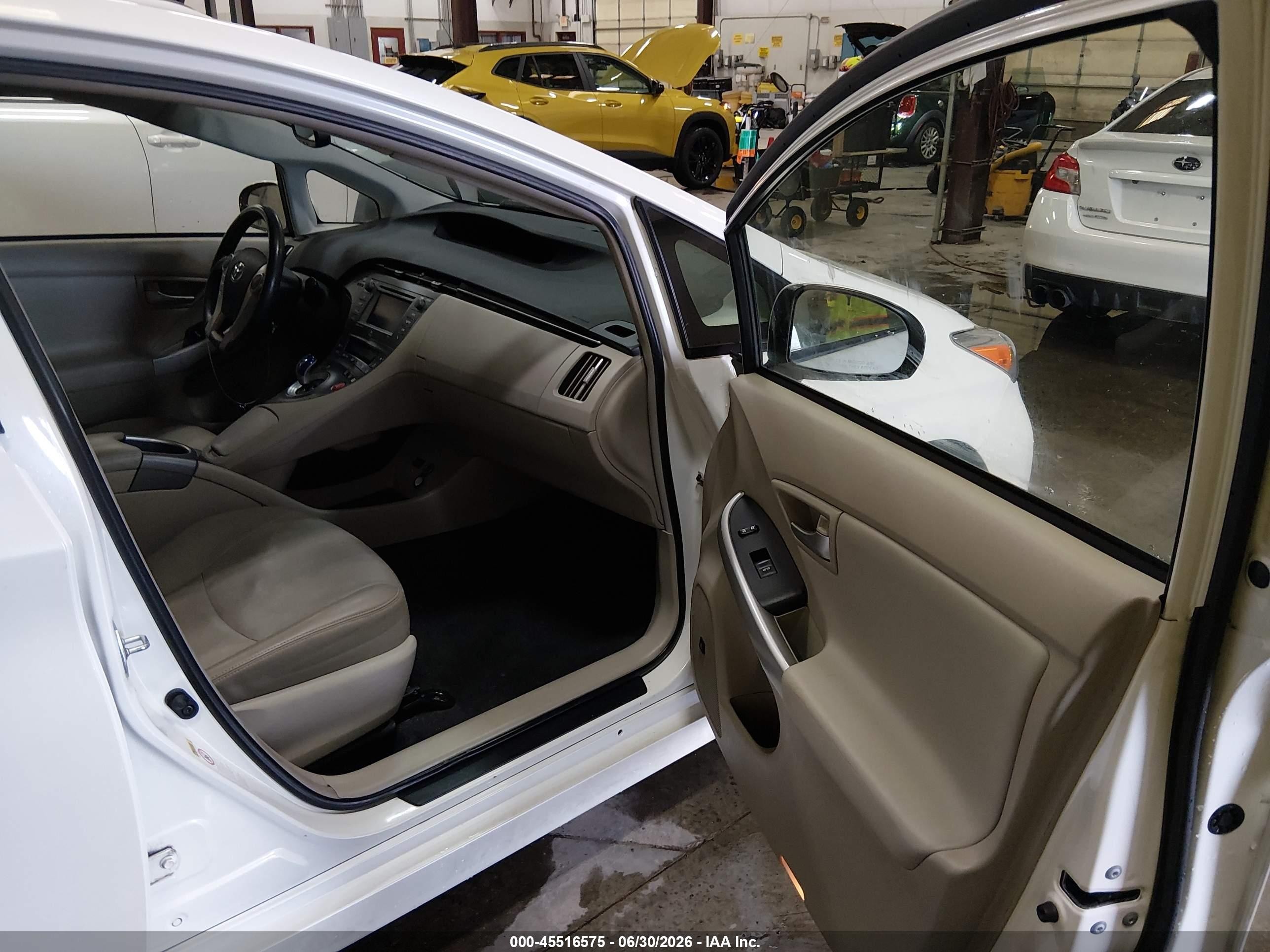 2015 Toyota Prius Four Белый vin: JTDKN3DU5F0450499