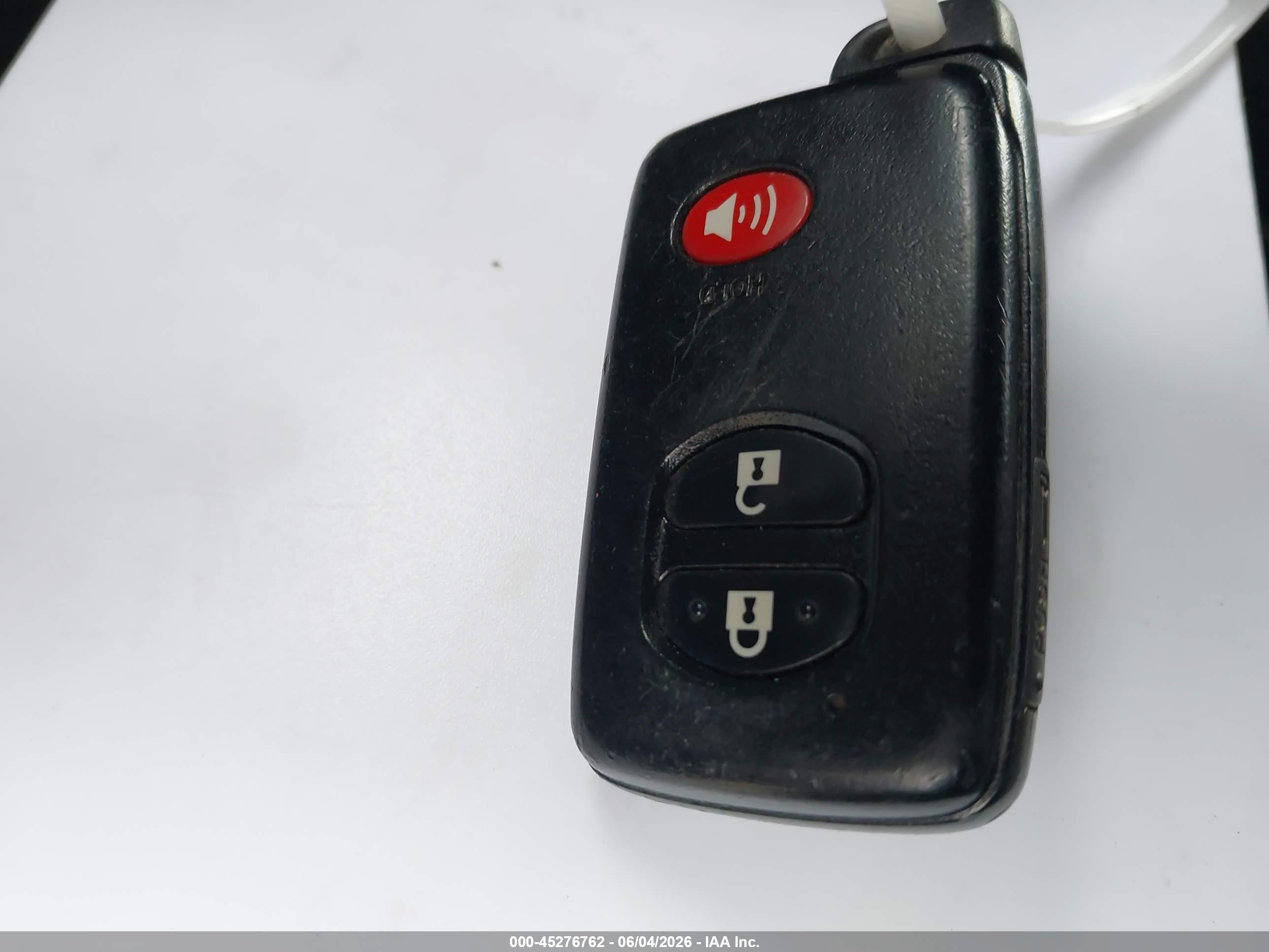 2015 Toyota Prius Two Красный vin: JTDKN3DU5F2002834