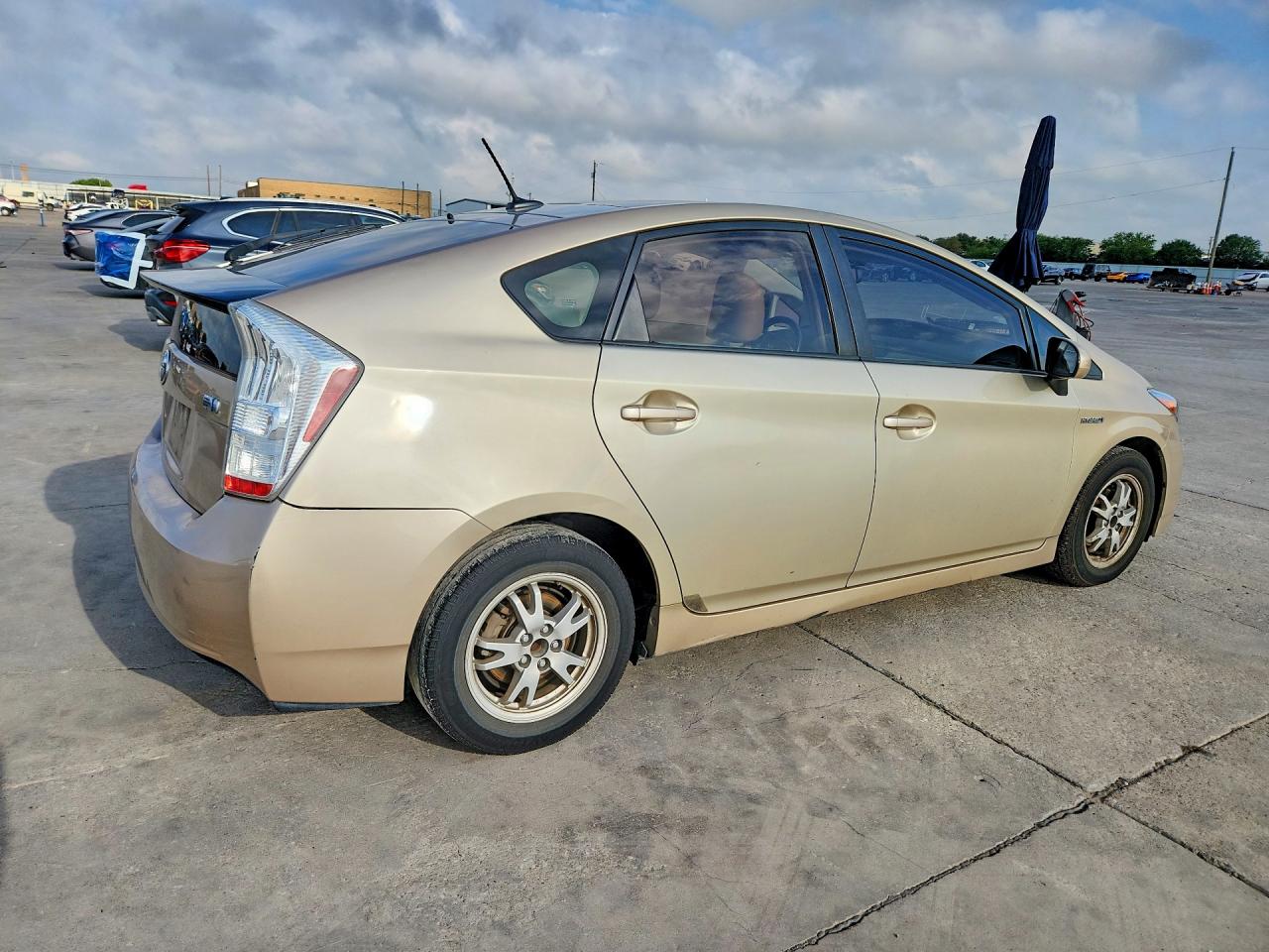 2010 Toyota Prius Iv Gold vin: JTDKN3DU6A0140211