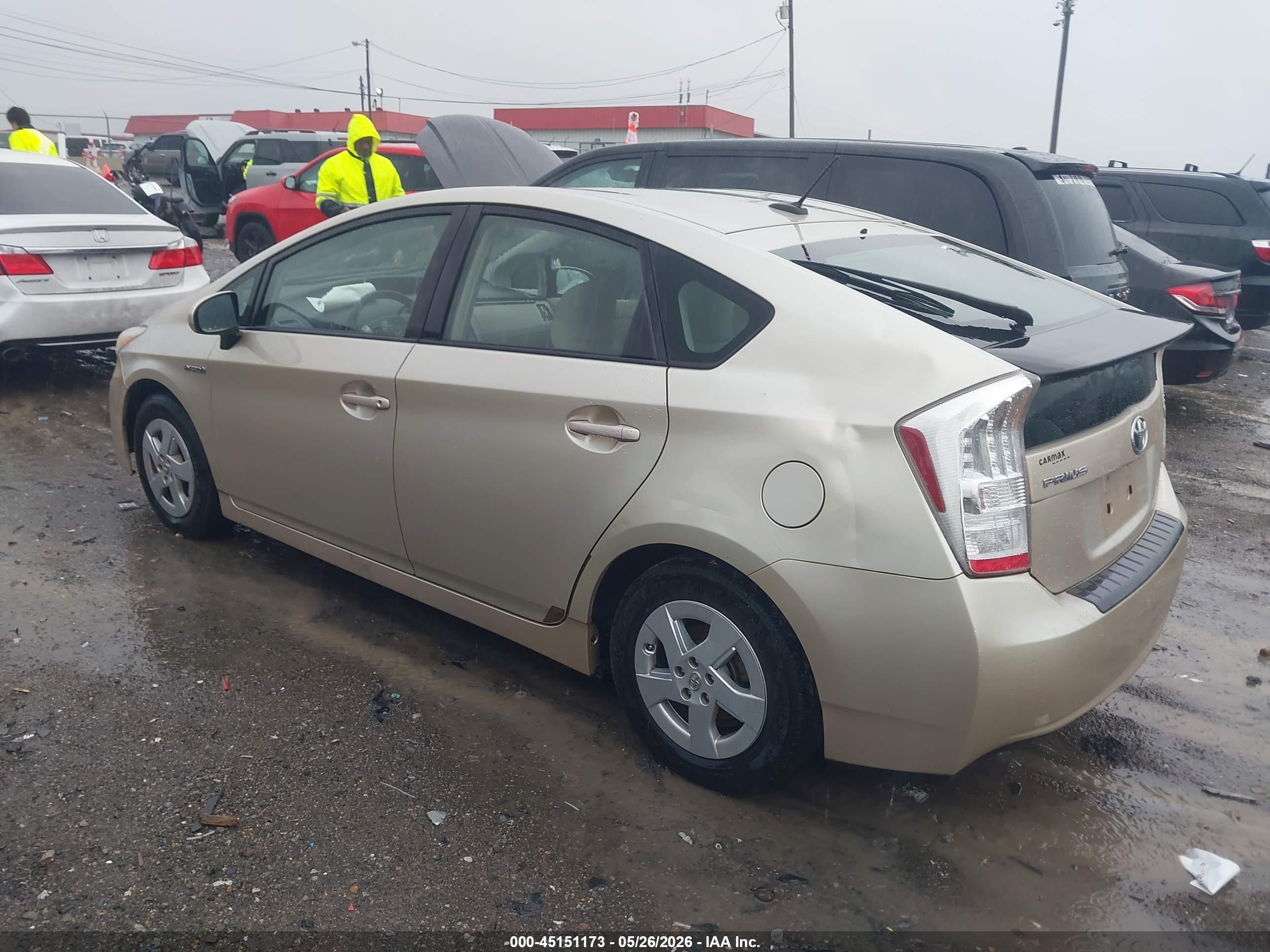 2011 Toyota Prius Two Золотой vin: JTDKN3DU6B0257868