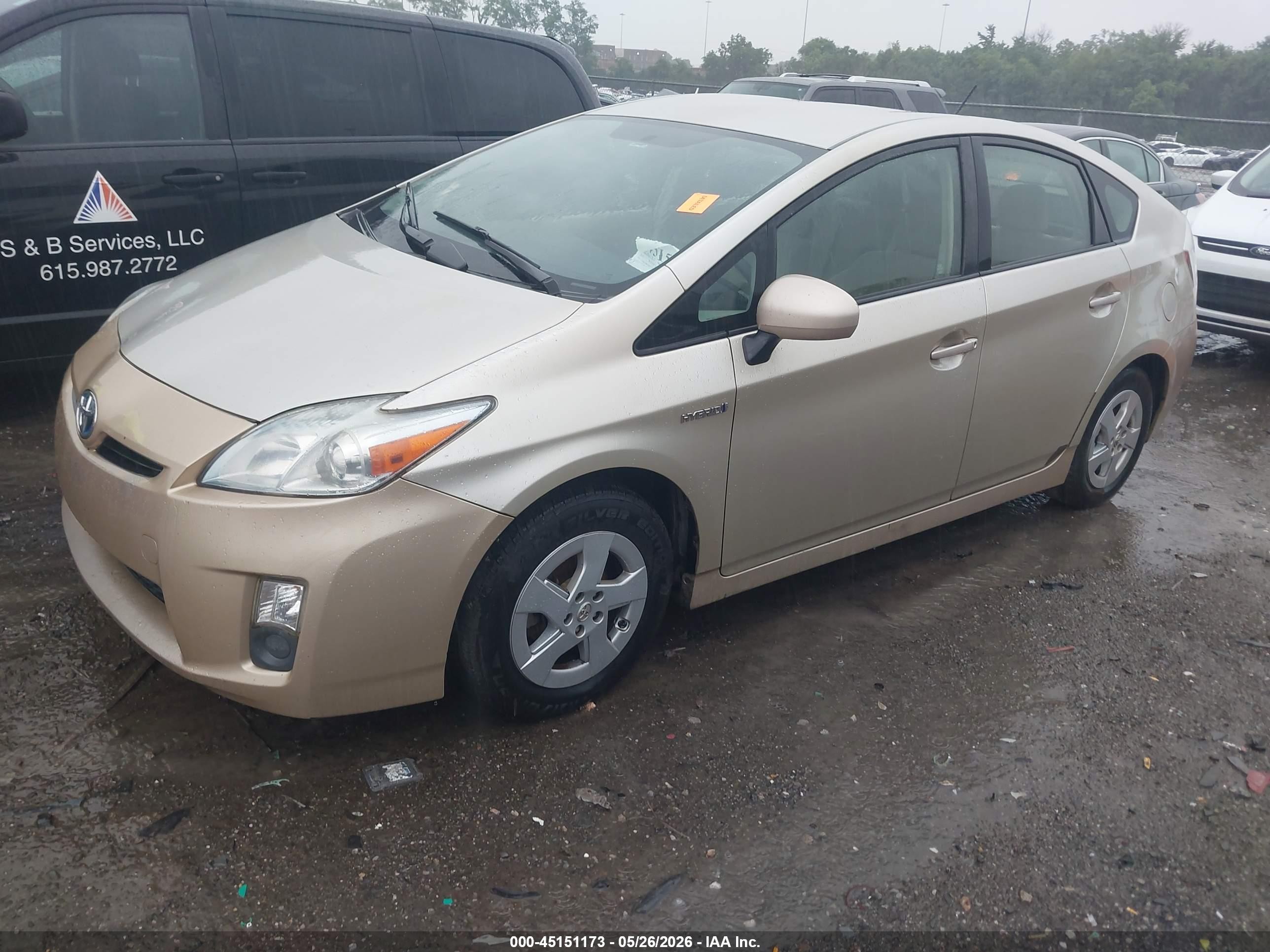 2011 Toyota Prius Two Золотой vin: JTDKN3DU6B0257868