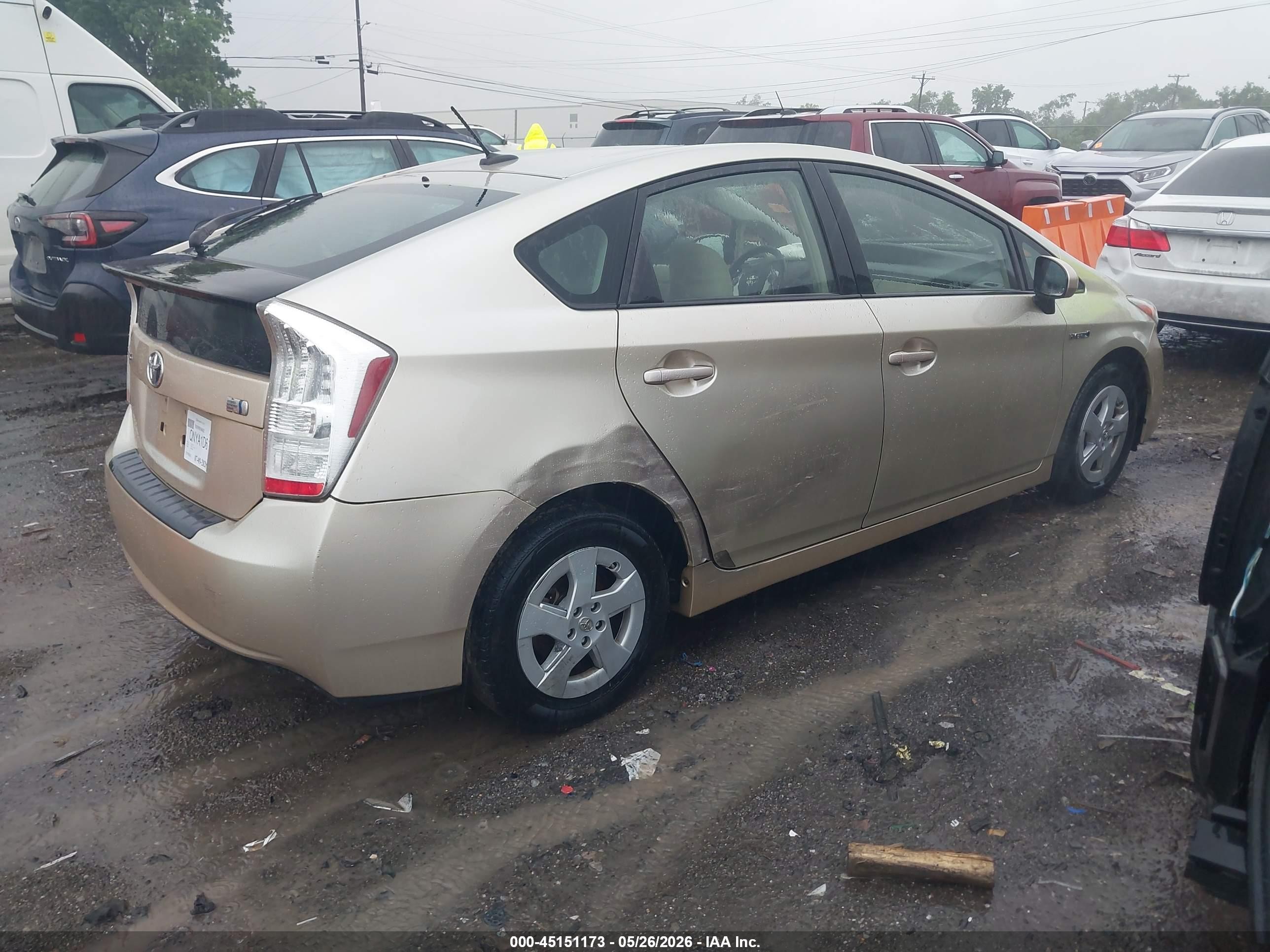 2011 Toyota Prius Two Золотой vin: JTDKN3DU6B0257868