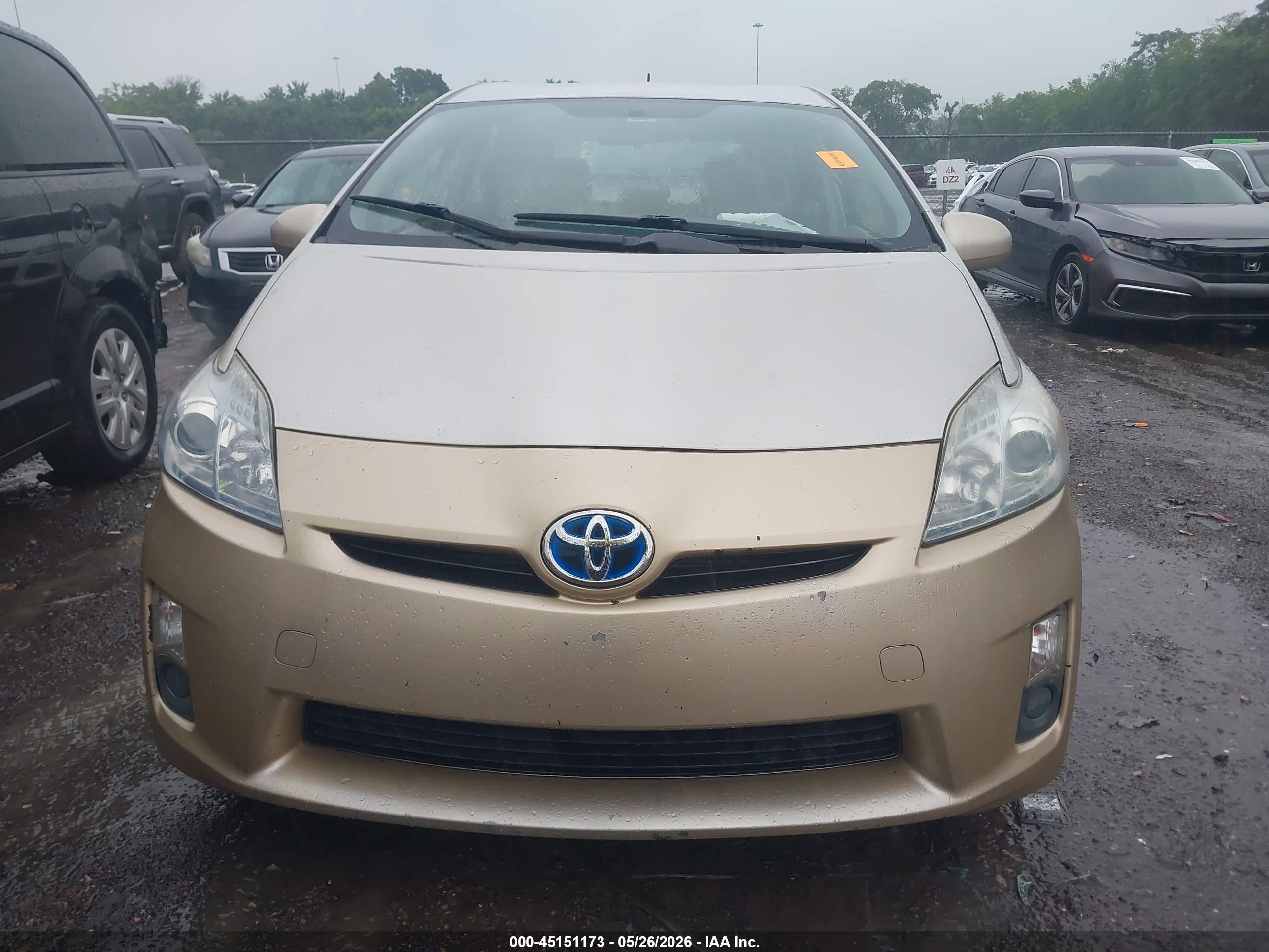 2011 Toyota Prius Two Золотой vin: JTDKN3DU6B0257868