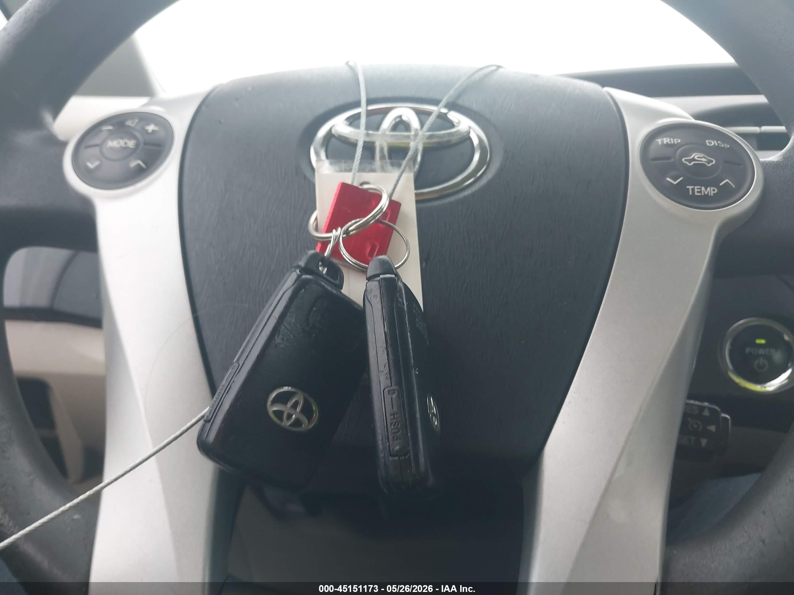 2011 Toyota Prius Two Золотой vin: JTDKN3DU6B0257868