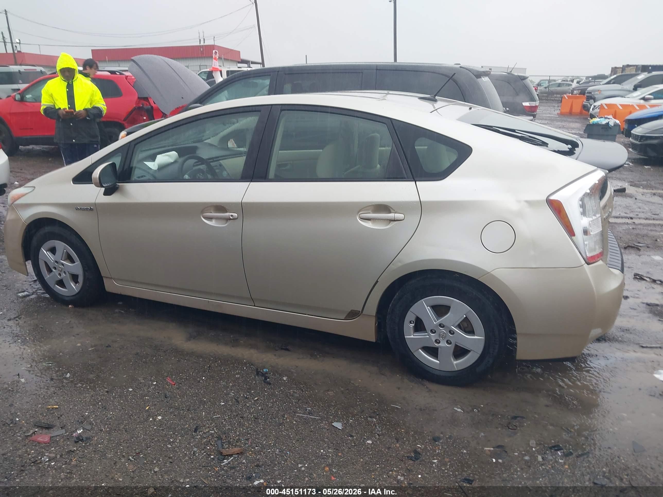 2011 Toyota Prius Two Золотой vin: JTDKN3DU6B0257868