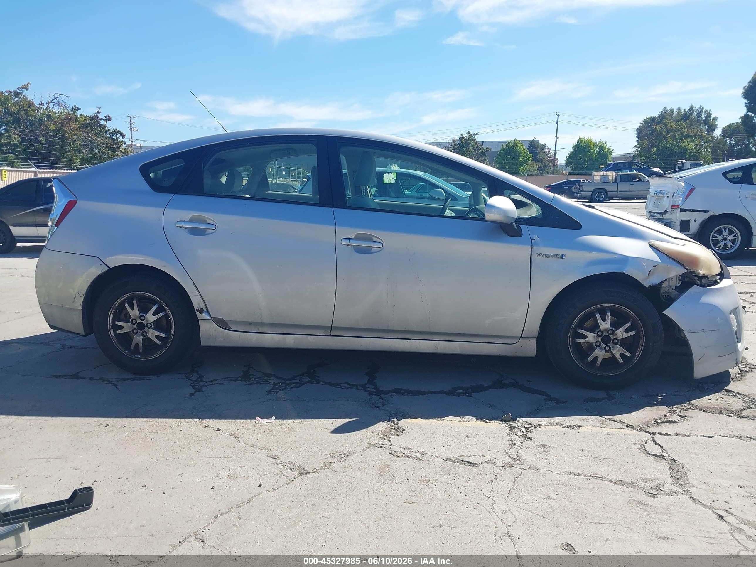 2011 Toyota Prius Two Серебряный vin: JTDKN3DU6B0261466