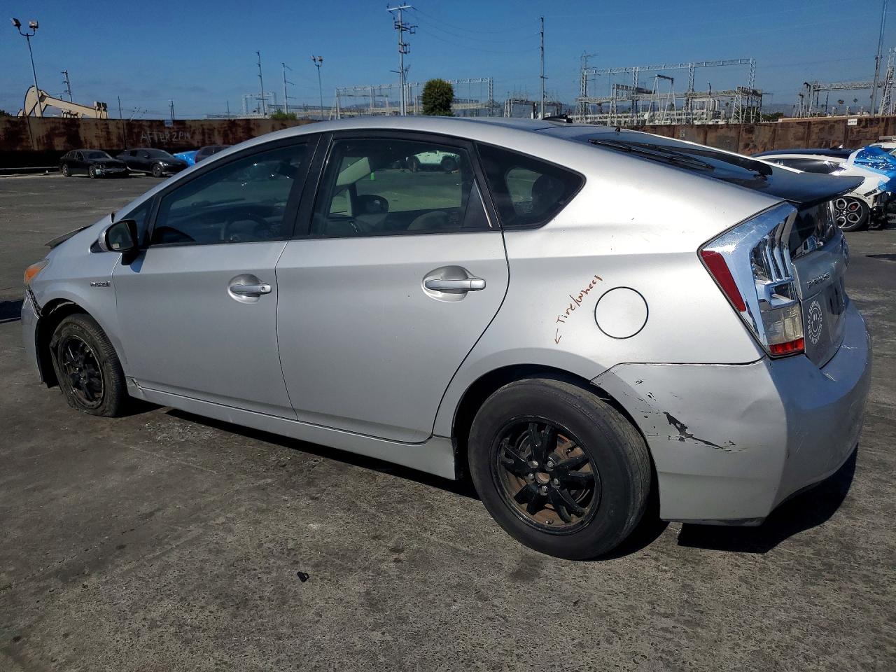 2011 Toyota Prius Three Silver vin: JTDKN3DU6B1414843