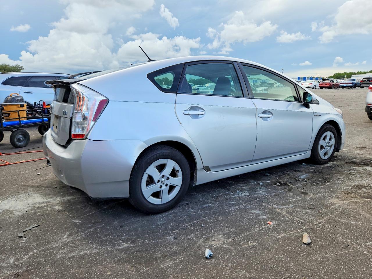 2011 Toyota Prius Three Silver vin: JTDKN3DU6B5311334