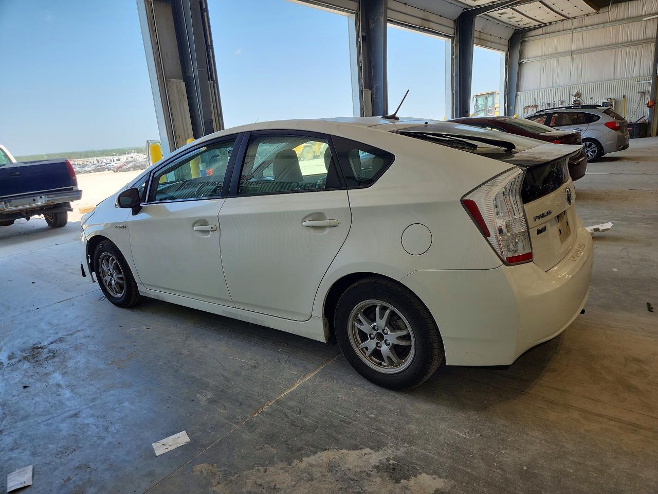 2011 Toyota Prius Three White vin: JTDKN3DU6B5360369