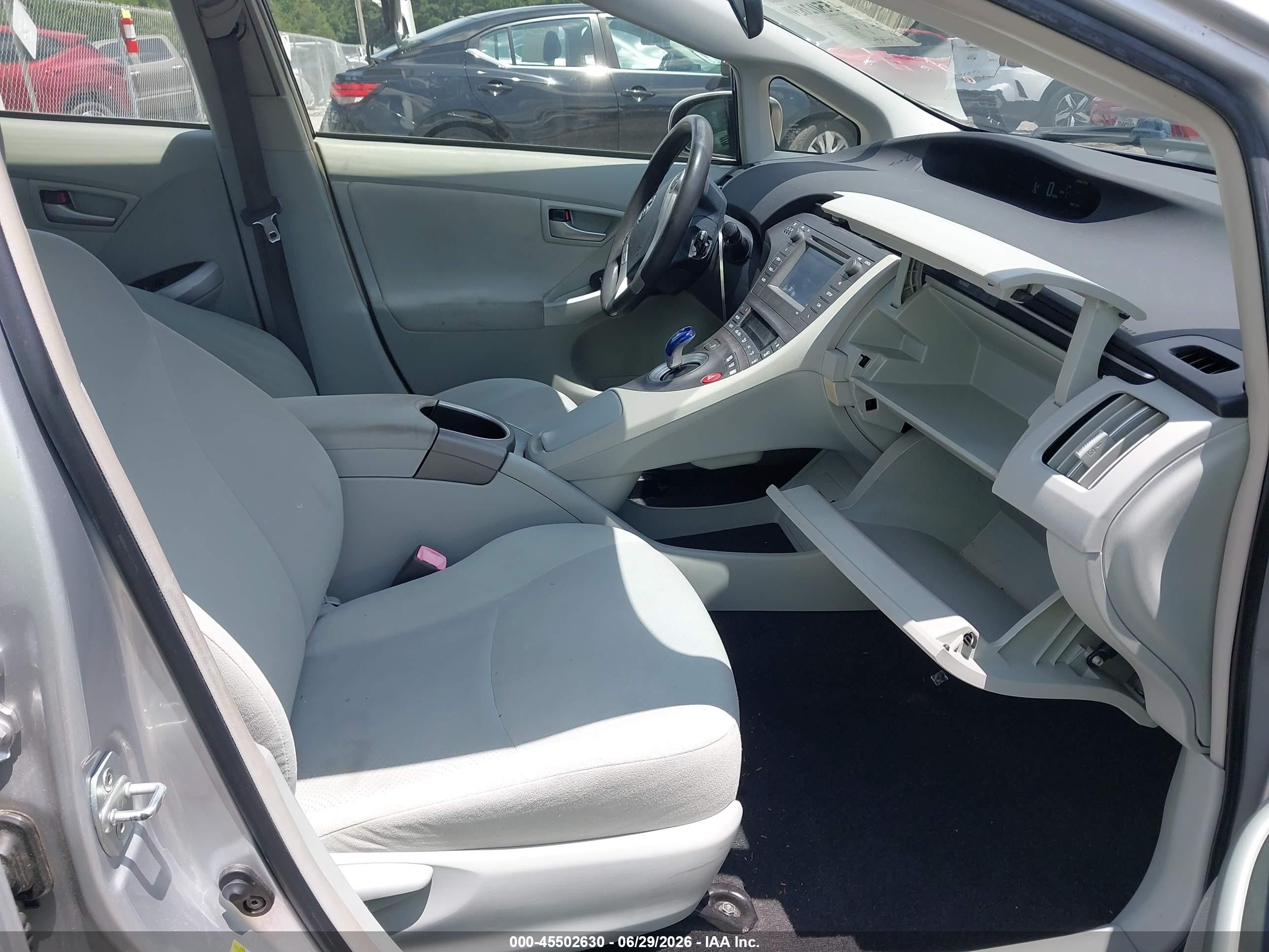 2013 Toyota Prius   White vin: JTDKN3DU6D1627424