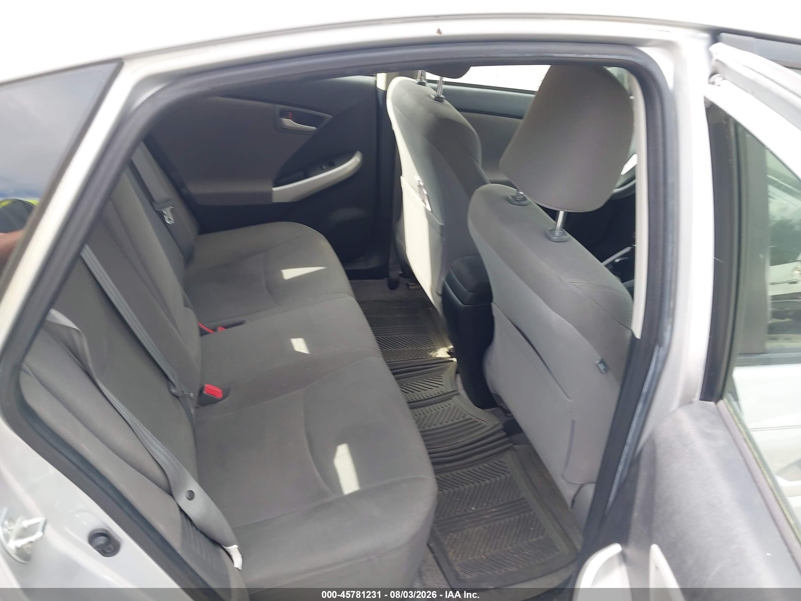 2013 Toyota Prius Two Серебряный vin: JTDKN3DU6D1683959