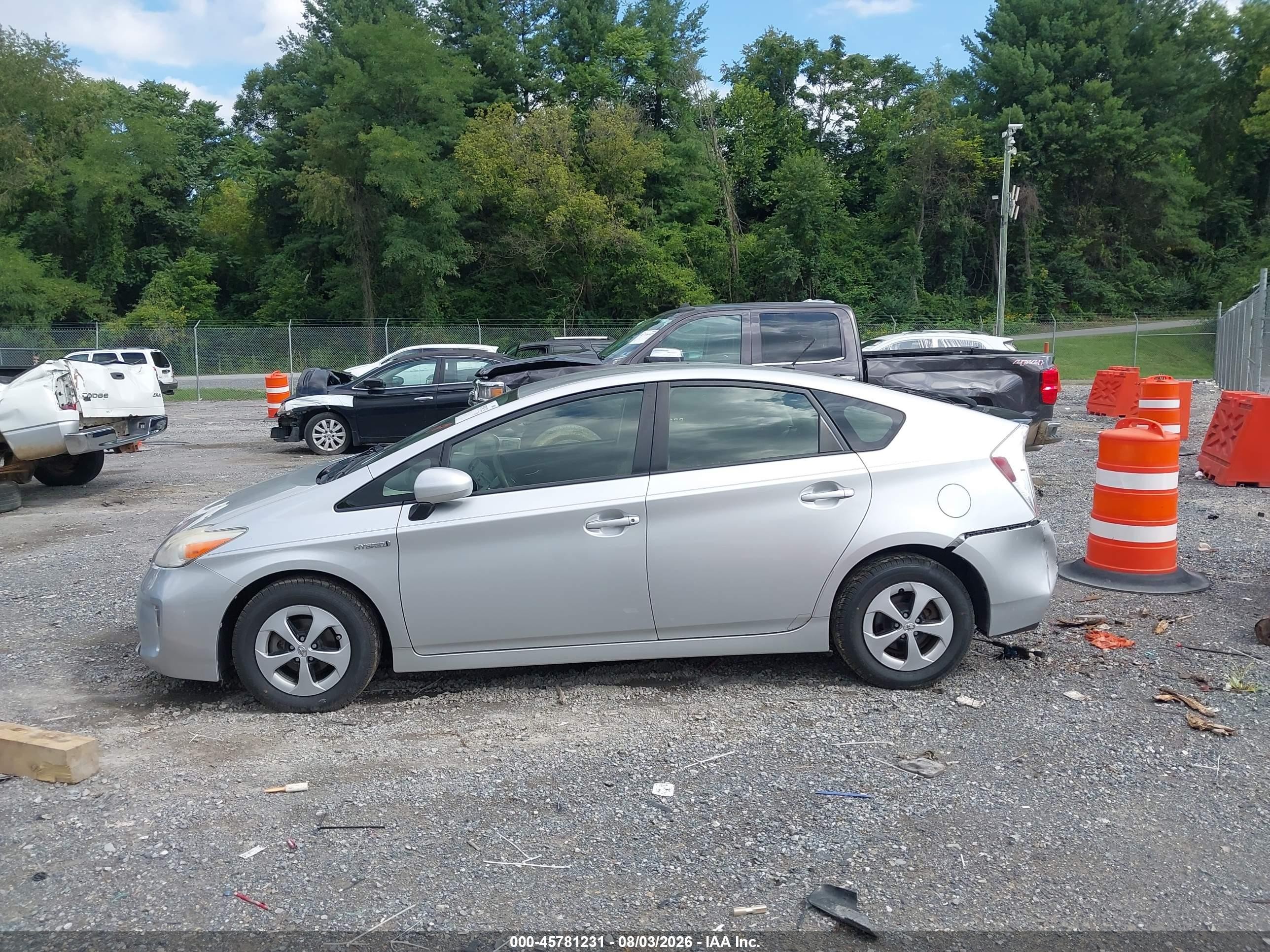 2013 Toyota Prius Two Серебряный vin: JTDKN3DU6D1683959