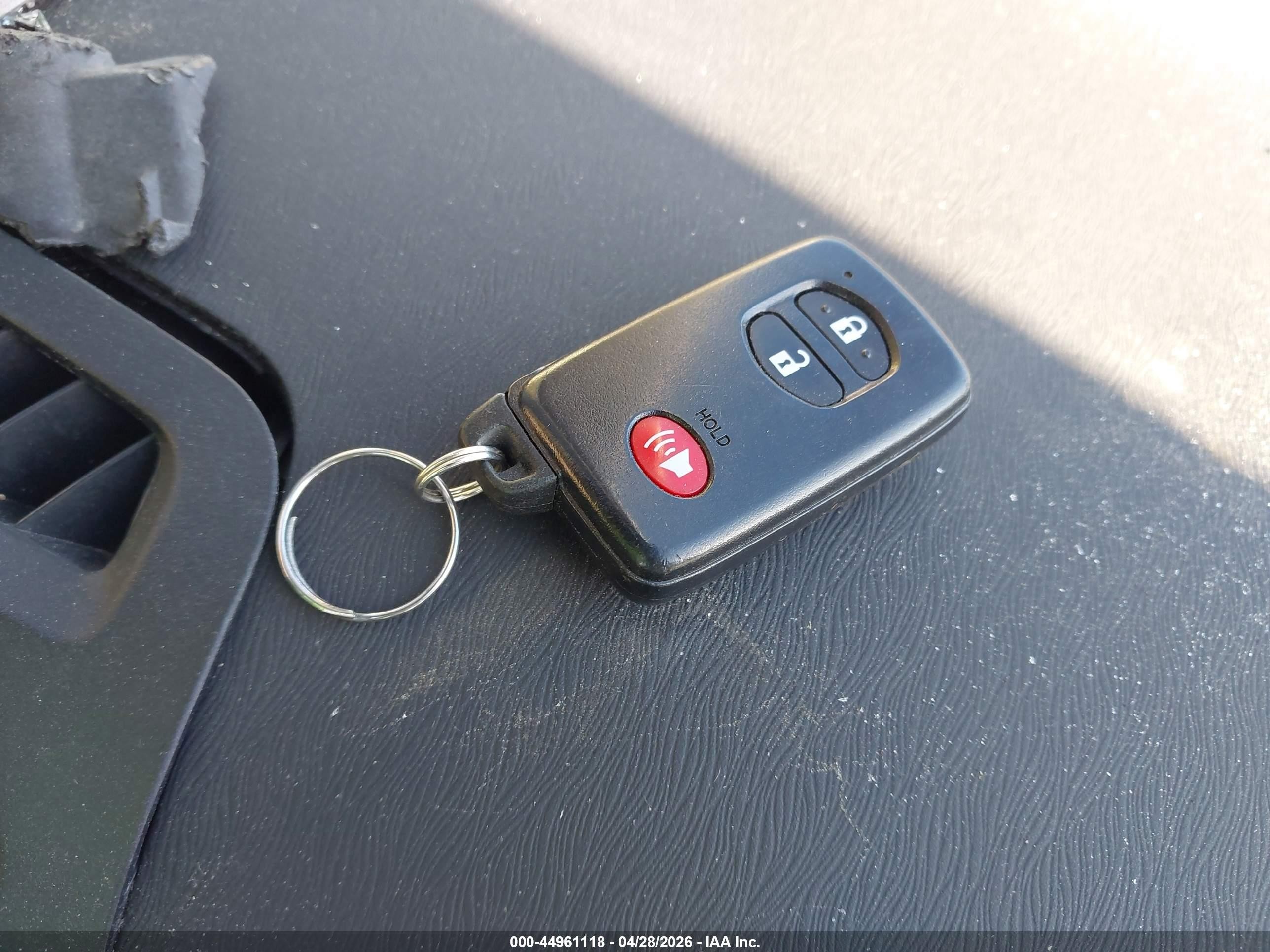 2013 Toyota Prius Two Зеленый vin: JTDKN3DU6D1728656