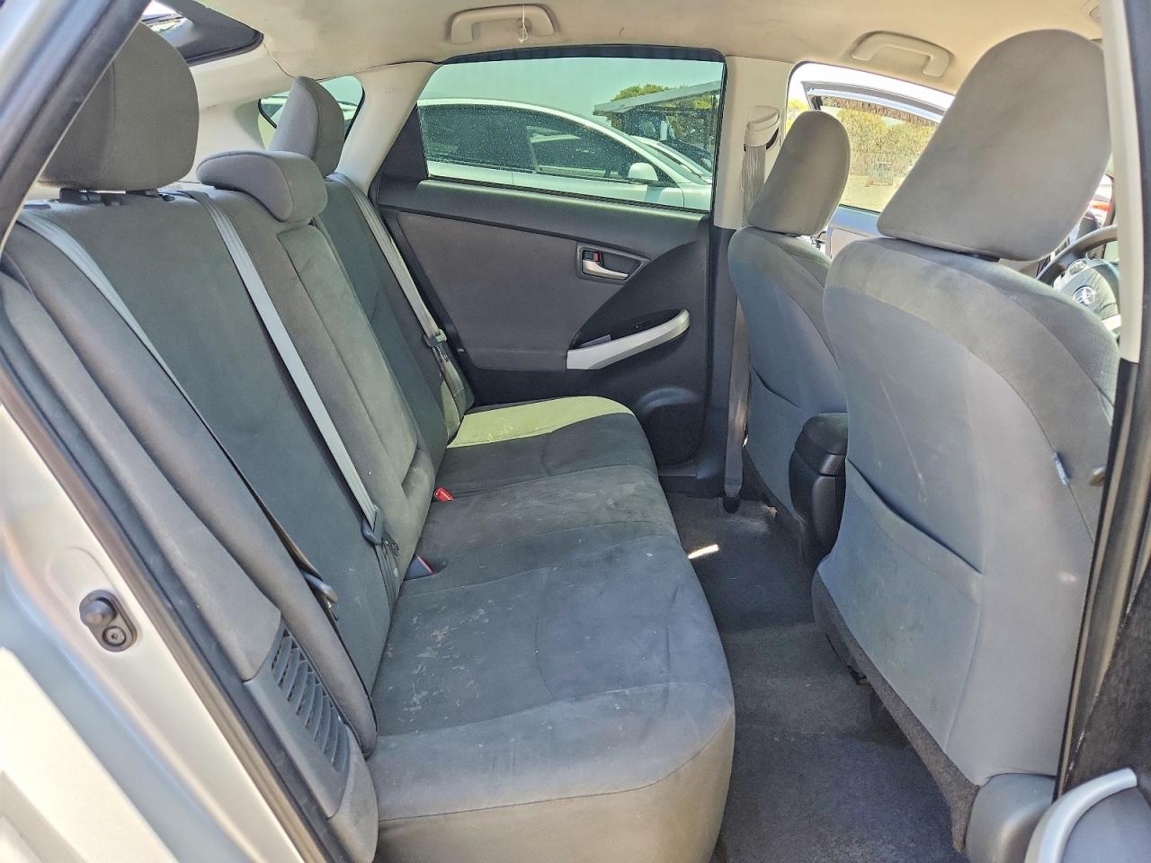 2014 Toyota Prius Two Серебряный vin: JTDKN3DU6E1751436