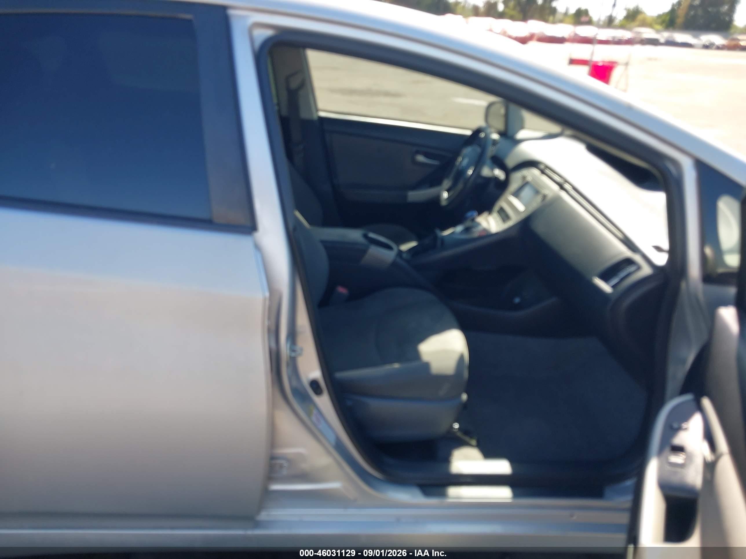 2014 Toyota Prius Three Silver vin: JTDKN3DU6E1755339