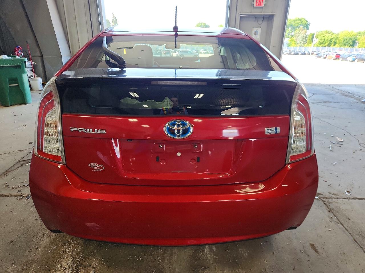 2015 Toyota Prius Two Красный vin: JTDKN3DU6F0438930