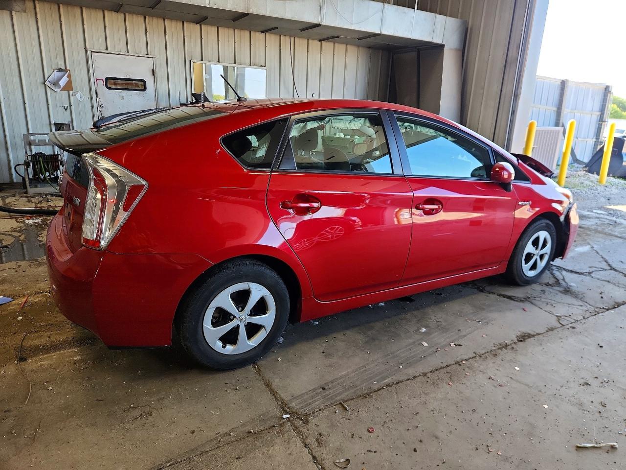 2015 Toyota Prius Two Красный vin: JTDKN3DU6F0438930