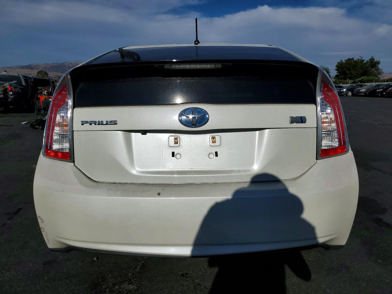 2015 Toyota Prius Two White vin: JTDKN3DU6F0456487