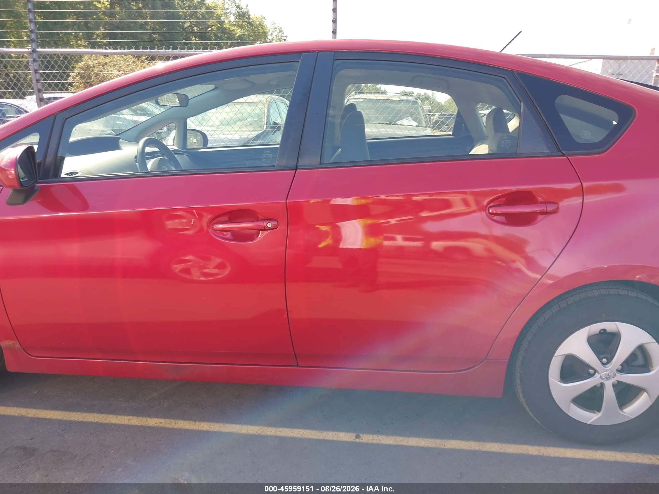 2015 Toyota Prius Two Красный vin: JTDKN3DU6F1919660