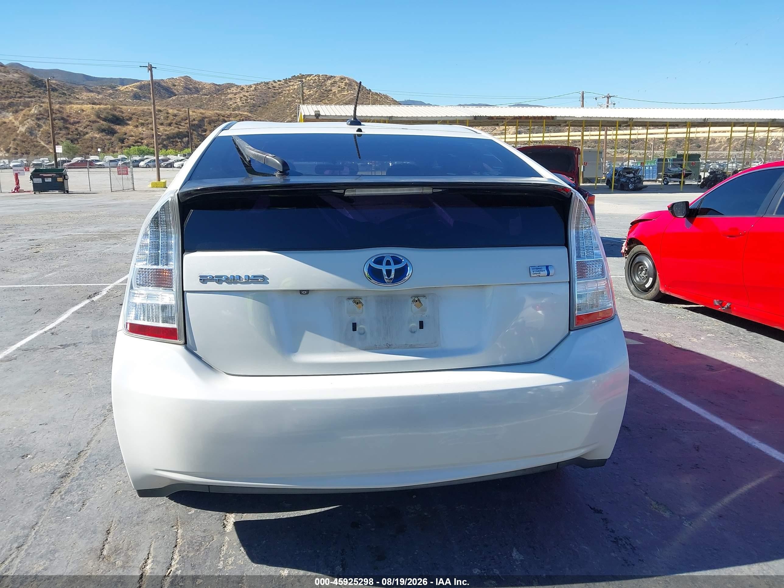 2011 Toyota Prius Three Белый vin: JTDKN3DU7B0321657