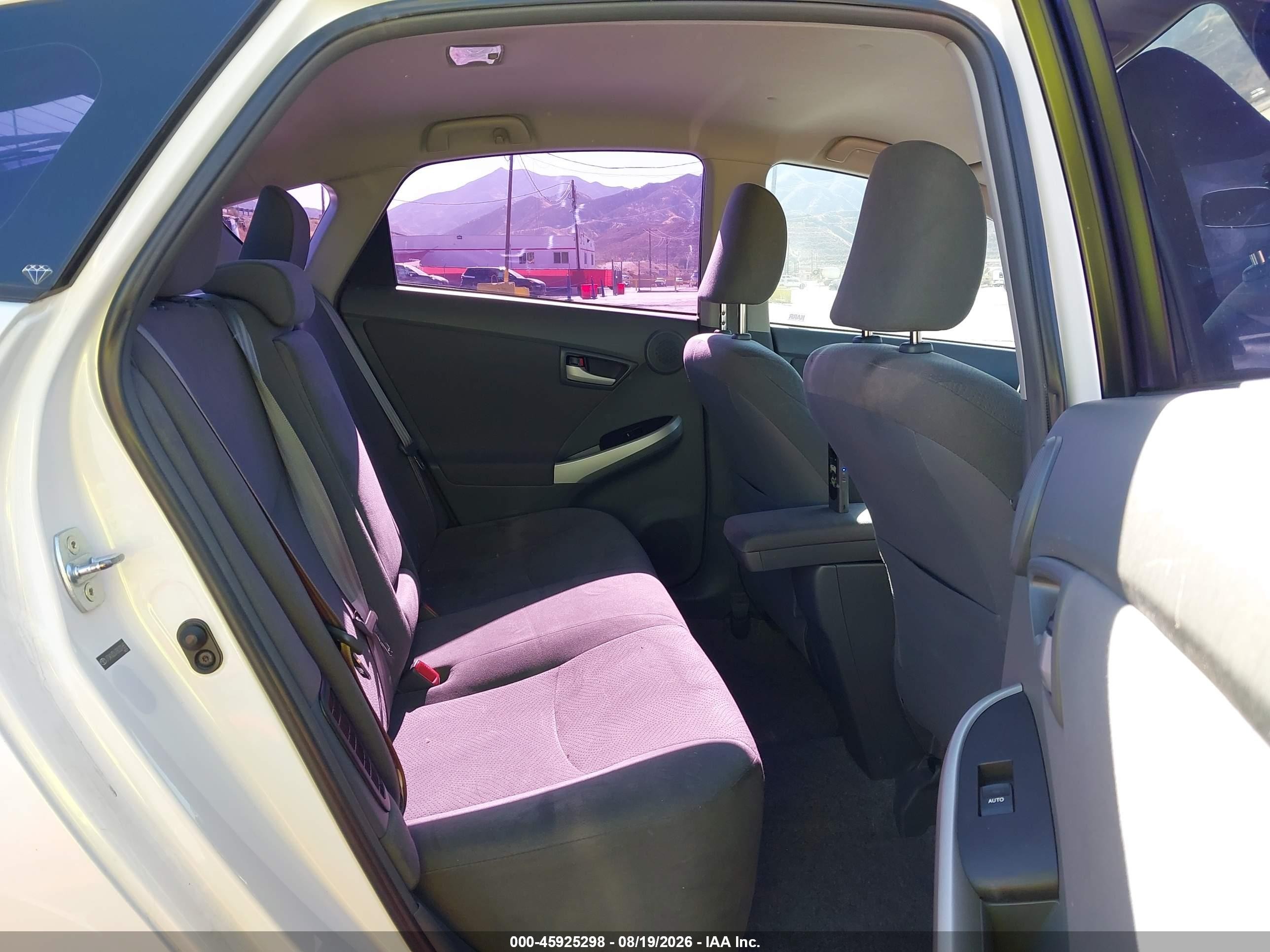 2011 Toyota Prius Three Белый vin: JTDKN3DU7B0321657