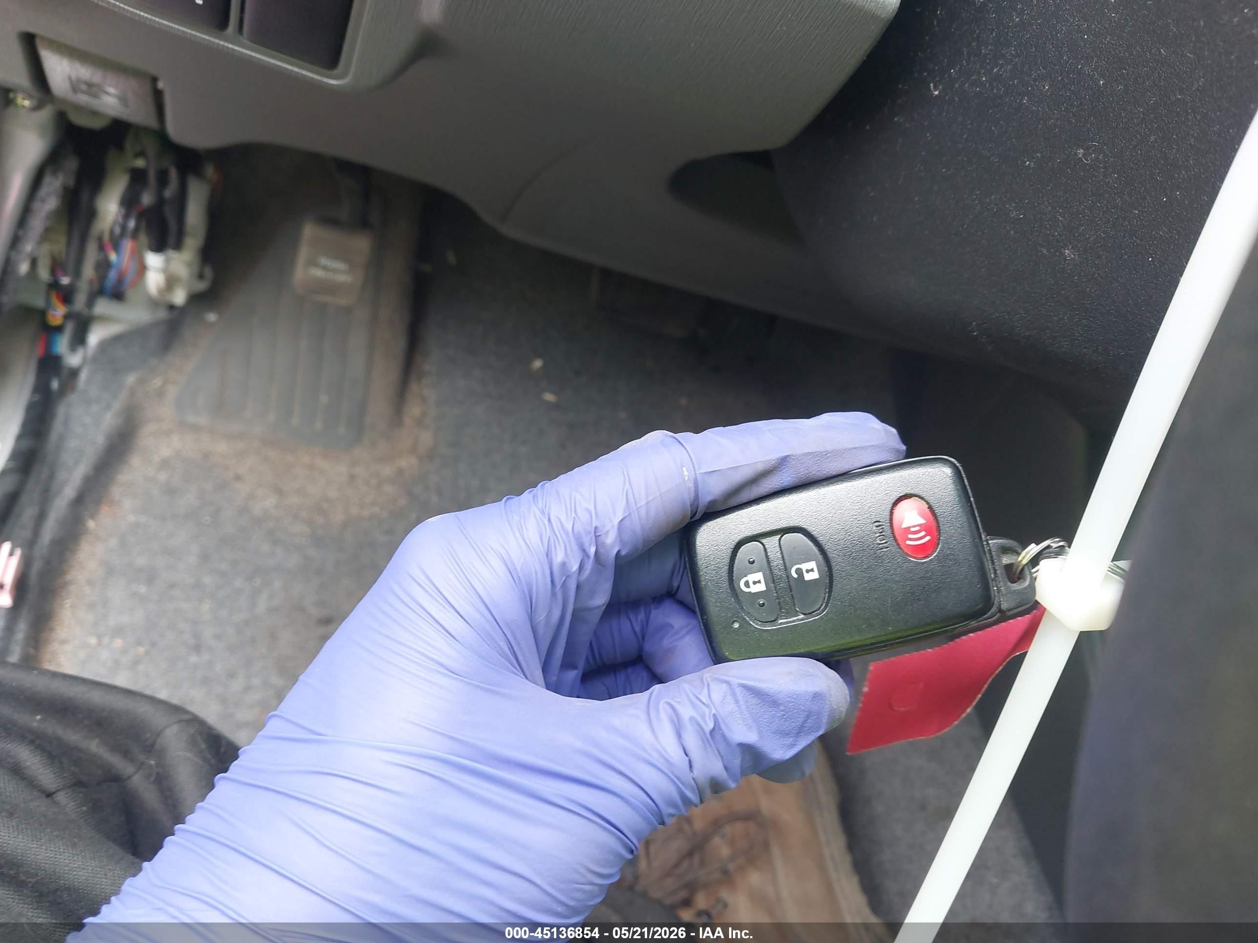 2011 Toyota Prius Two Серебряный vin: JTDKN3DU7B5371641