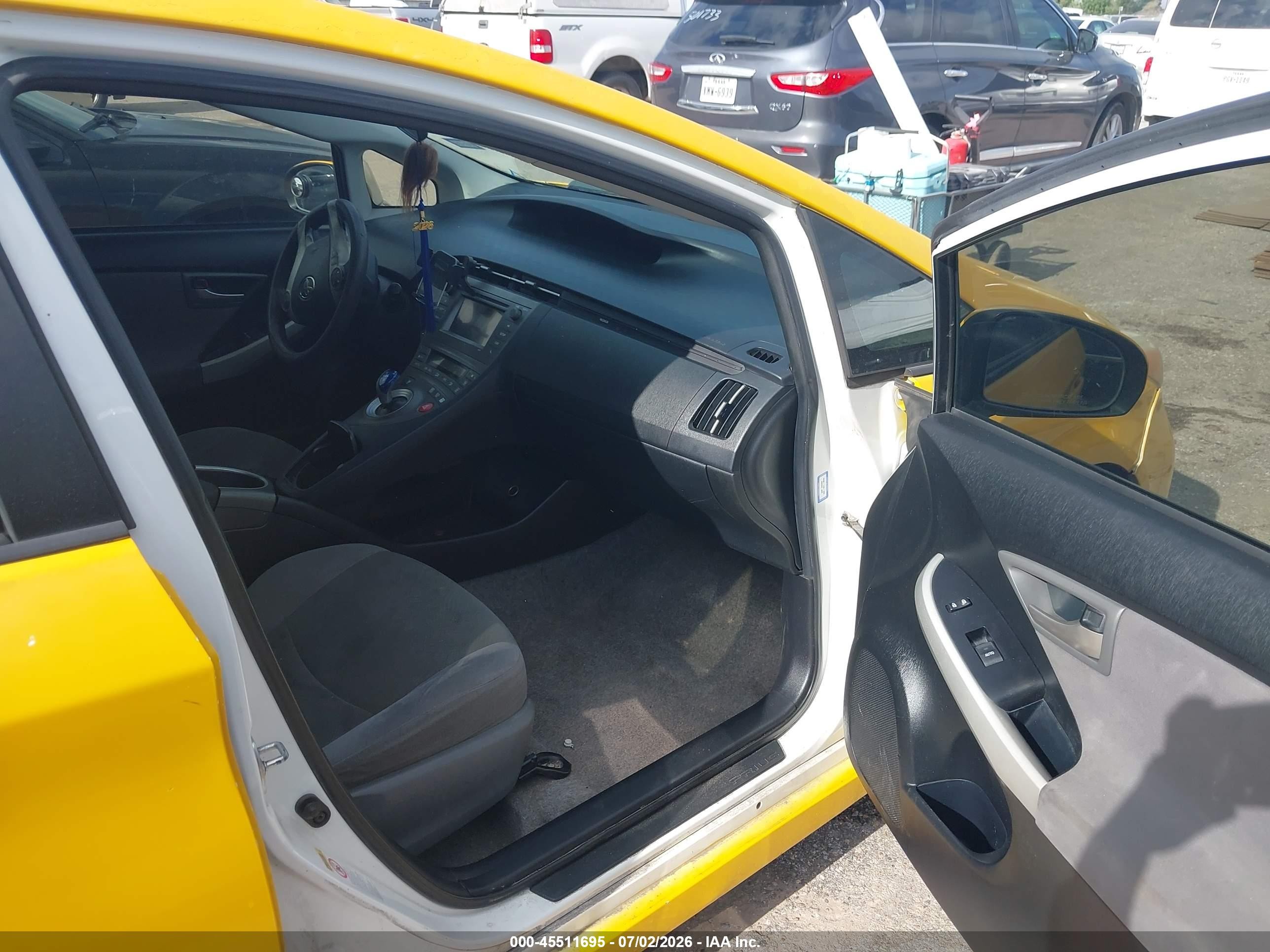2013 Toyota Prius Two Желтый vin: JTDKN3DU7D1640179