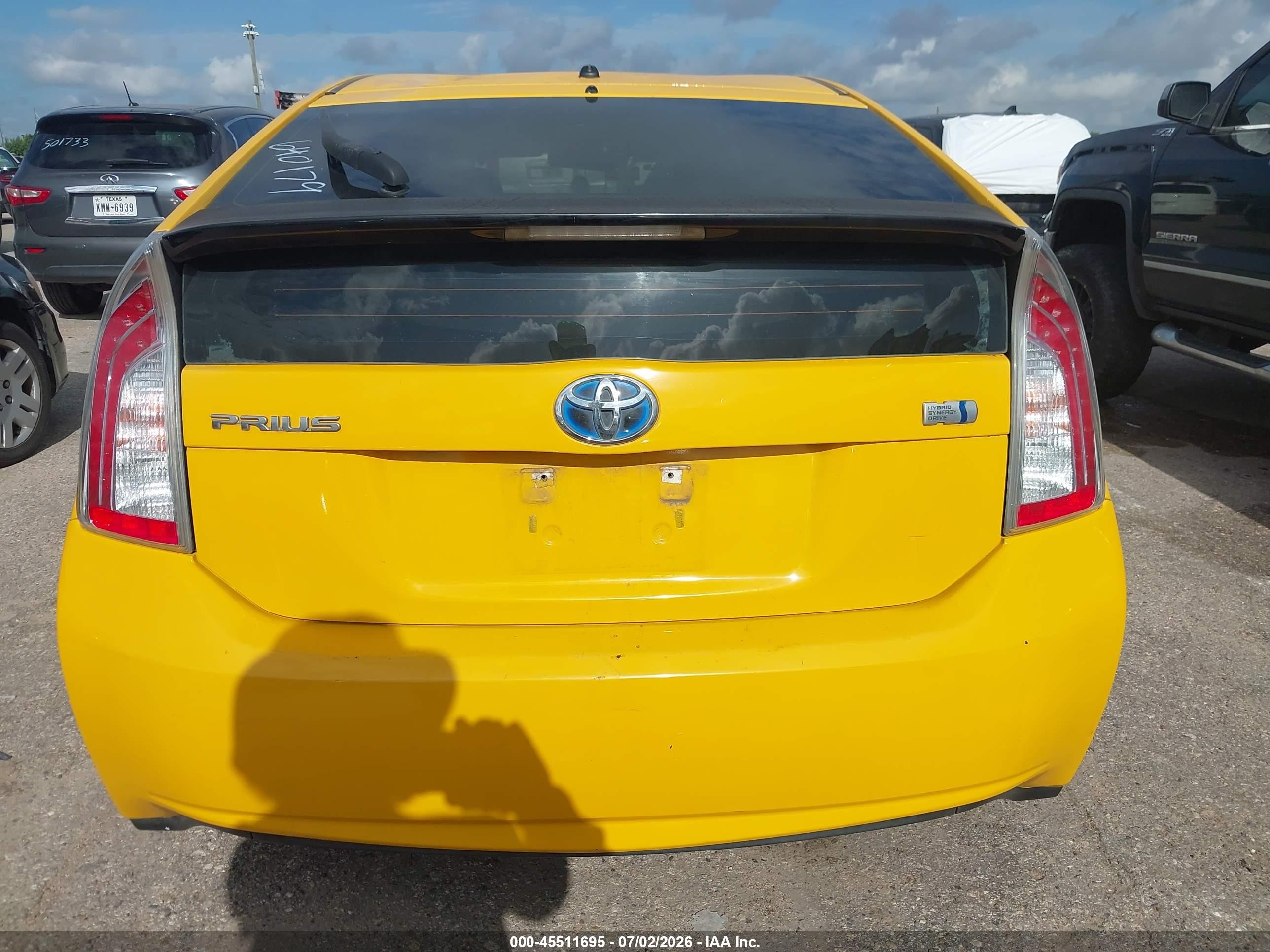 2013 Toyota Prius Two Желтый vin: JTDKN3DU7D1640179