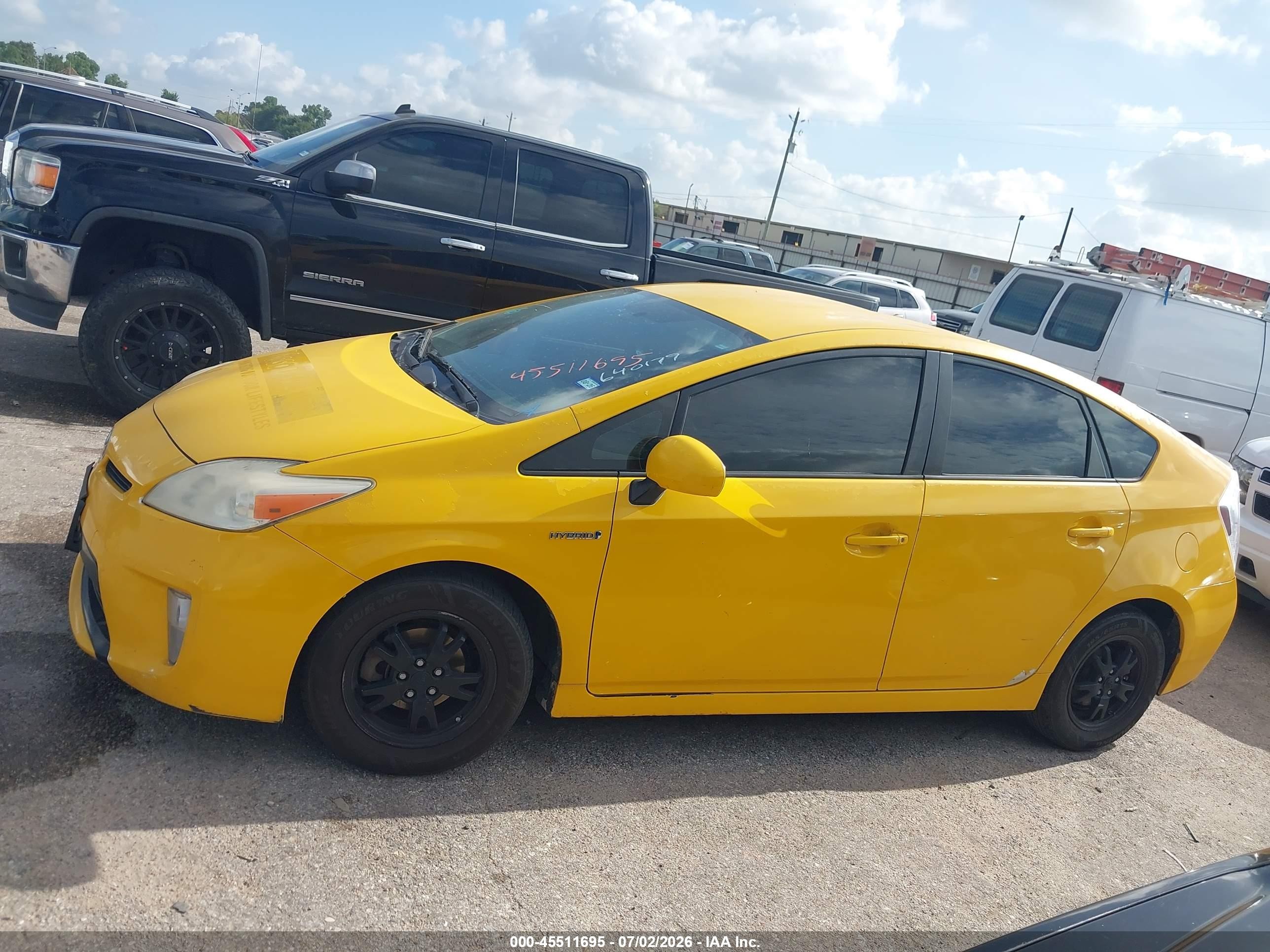 2013 Toyota Prius Two Желтый vin: JTDKN3DU7D1640179