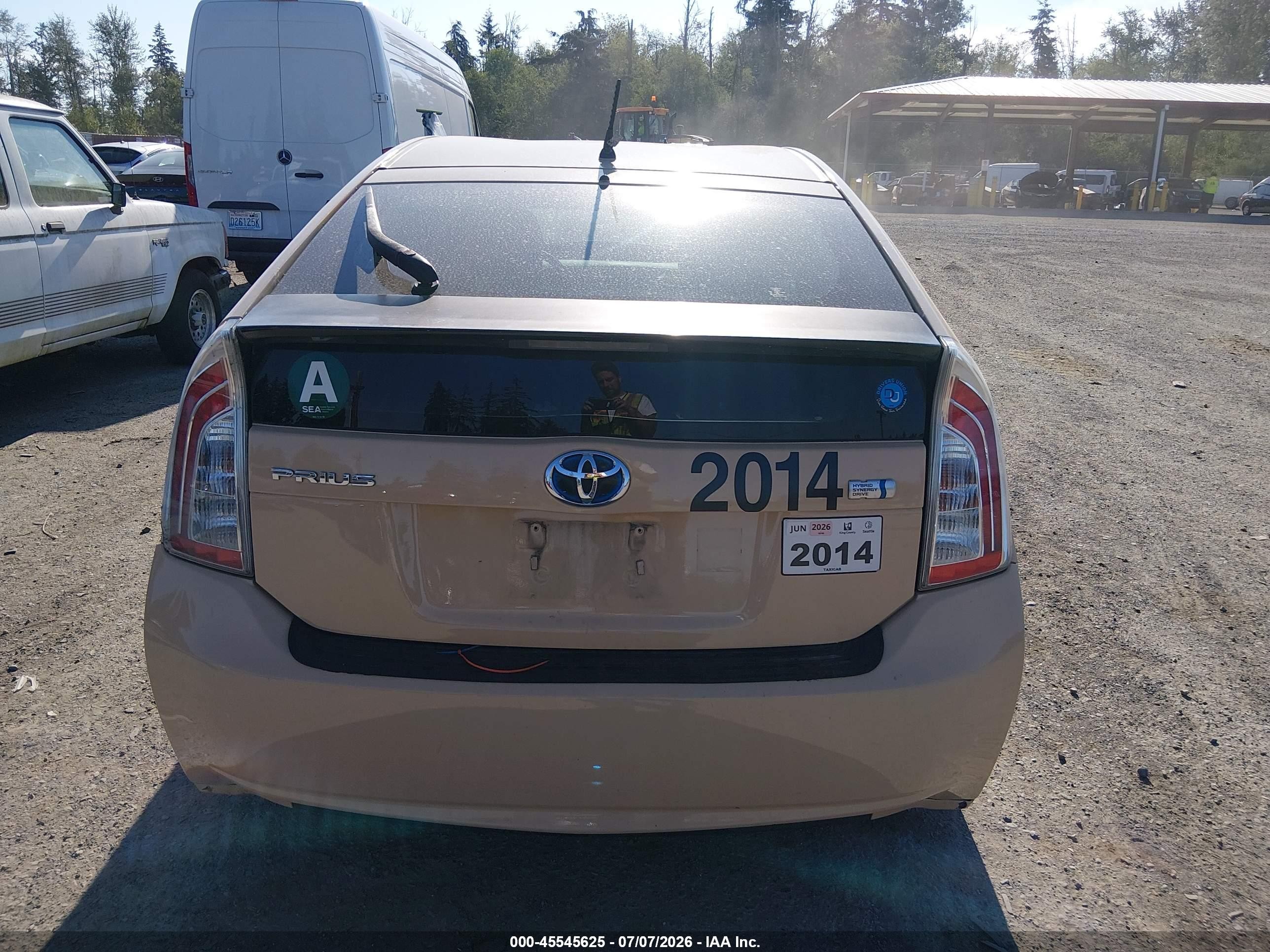 2013 Toyota Prius Two Желто-коричневый vin: JTDKN3DU7D1645446