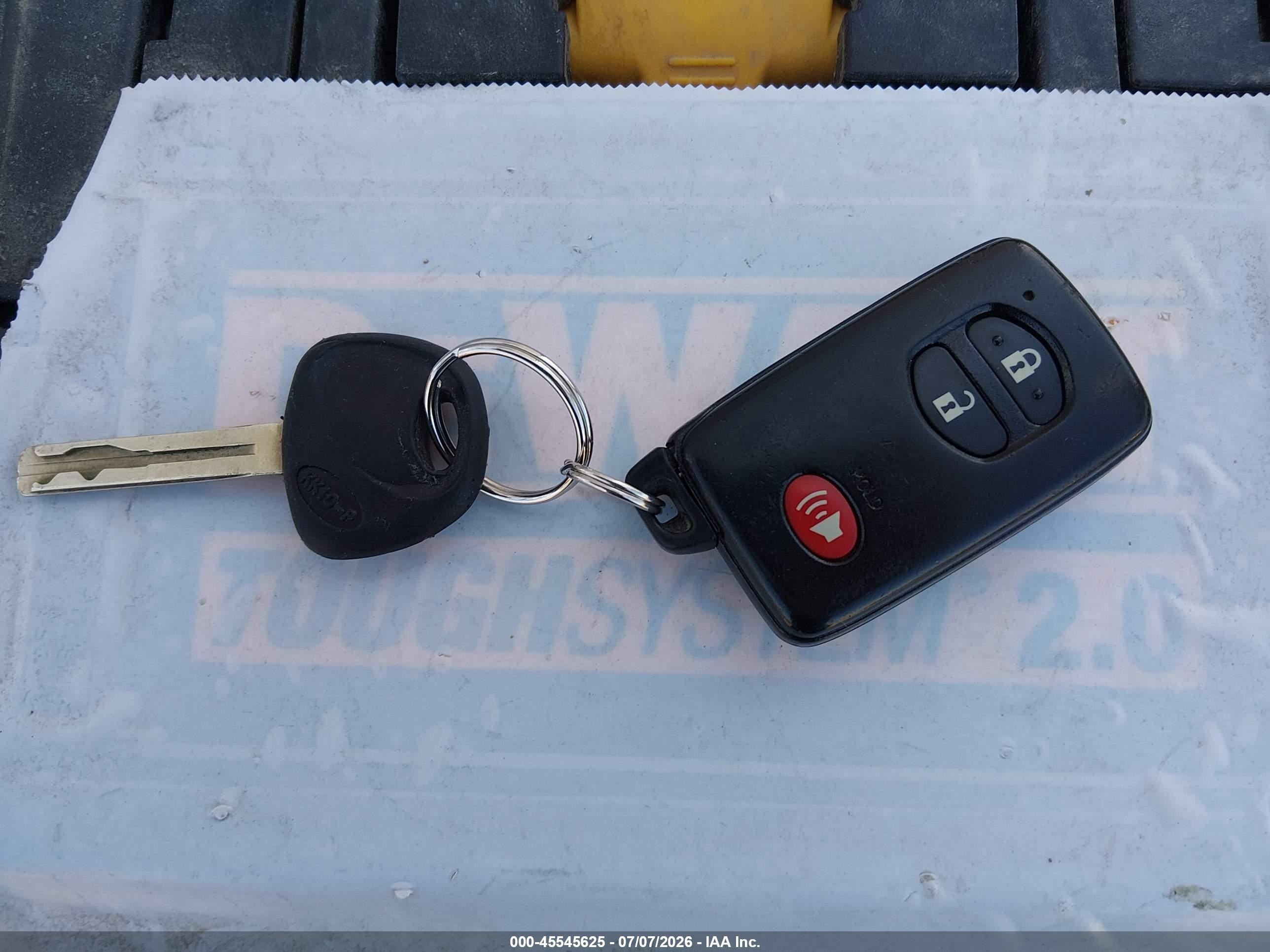 2013 Toyota Prius Two Желто-коричневый vin: JTDKN3DU7D1645446