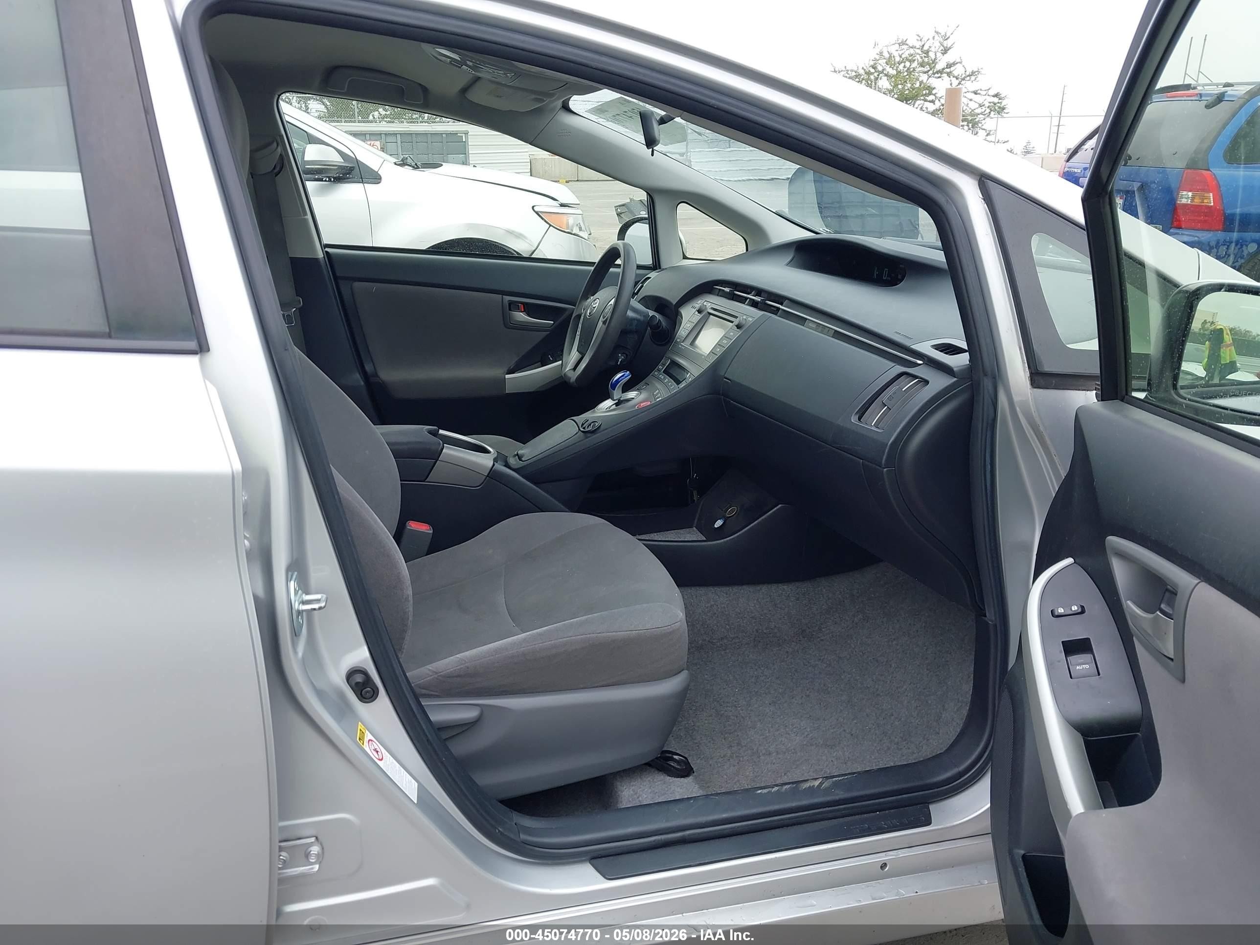 2014 Toyota Prius Three Серебряный vin: JTDKN3DU7E1801910