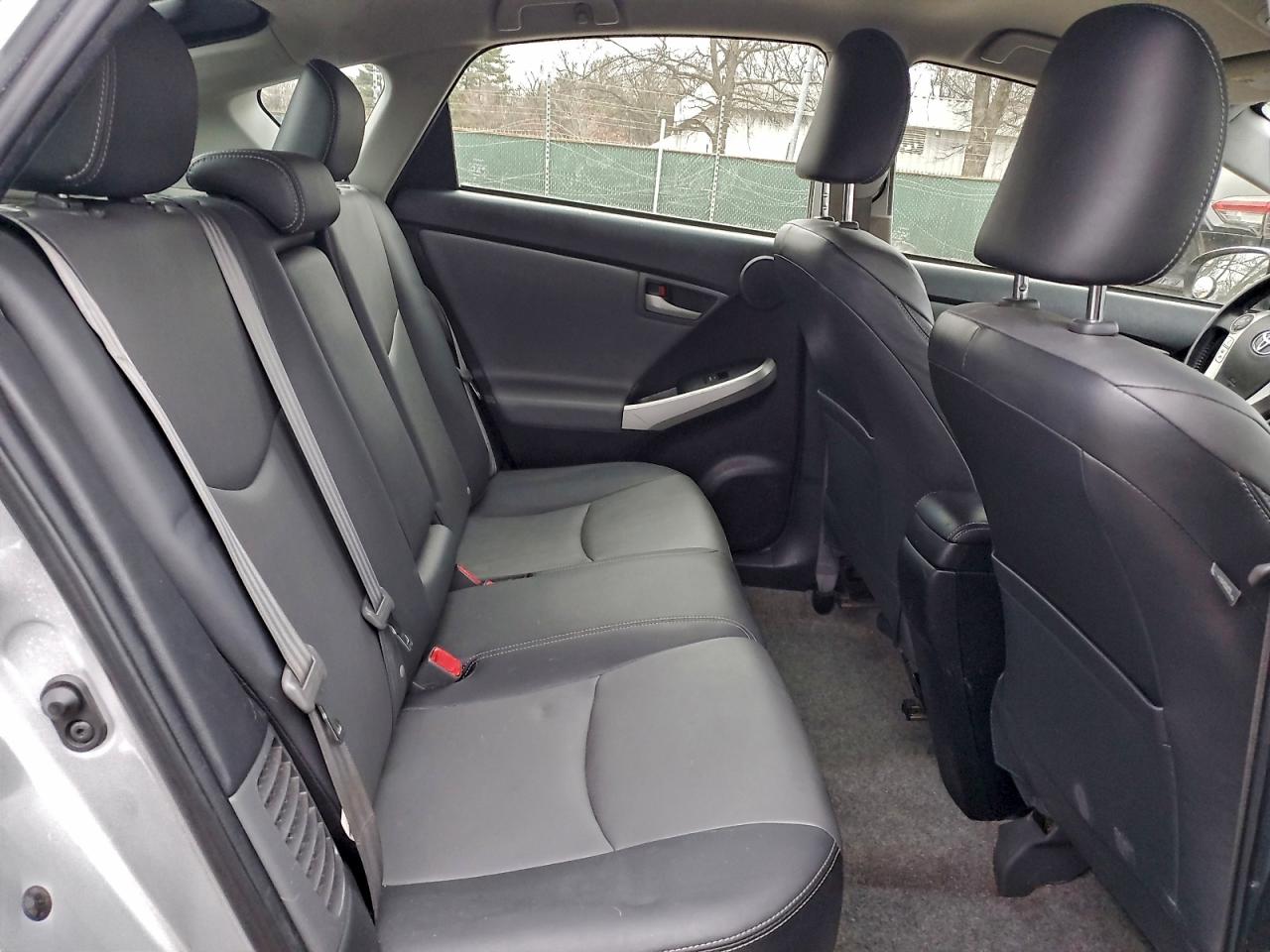2015 Toyota Prius Серебряный vin: JTDKN3DU7F0447040