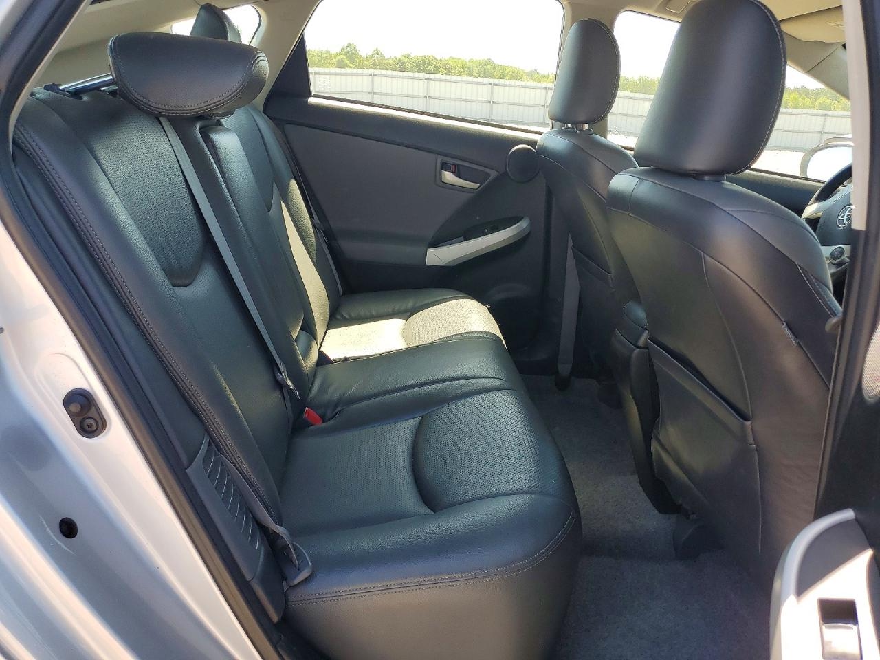 2015 Toyota Prius Five Серебряный vin: JTDKN3DU7F0447040