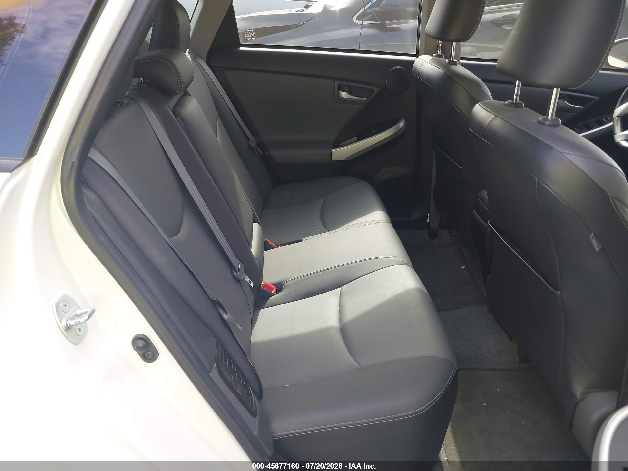2015 Toyota Prius Four White vin: JTDKN3DU7F1888399