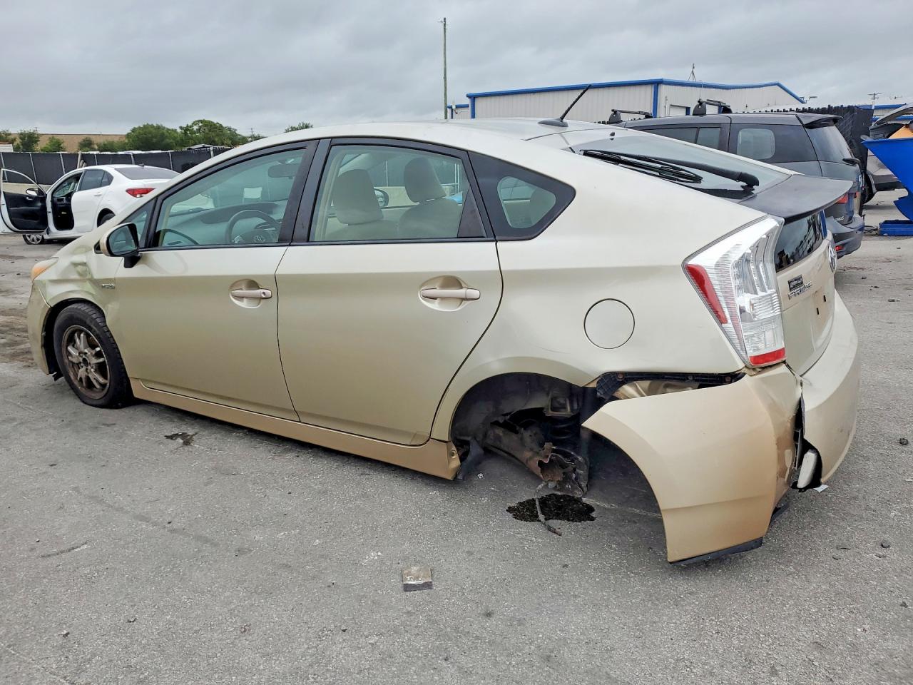 2010 Toyota Prius Iii Золотой vin: JTDKN3DU8A0120669