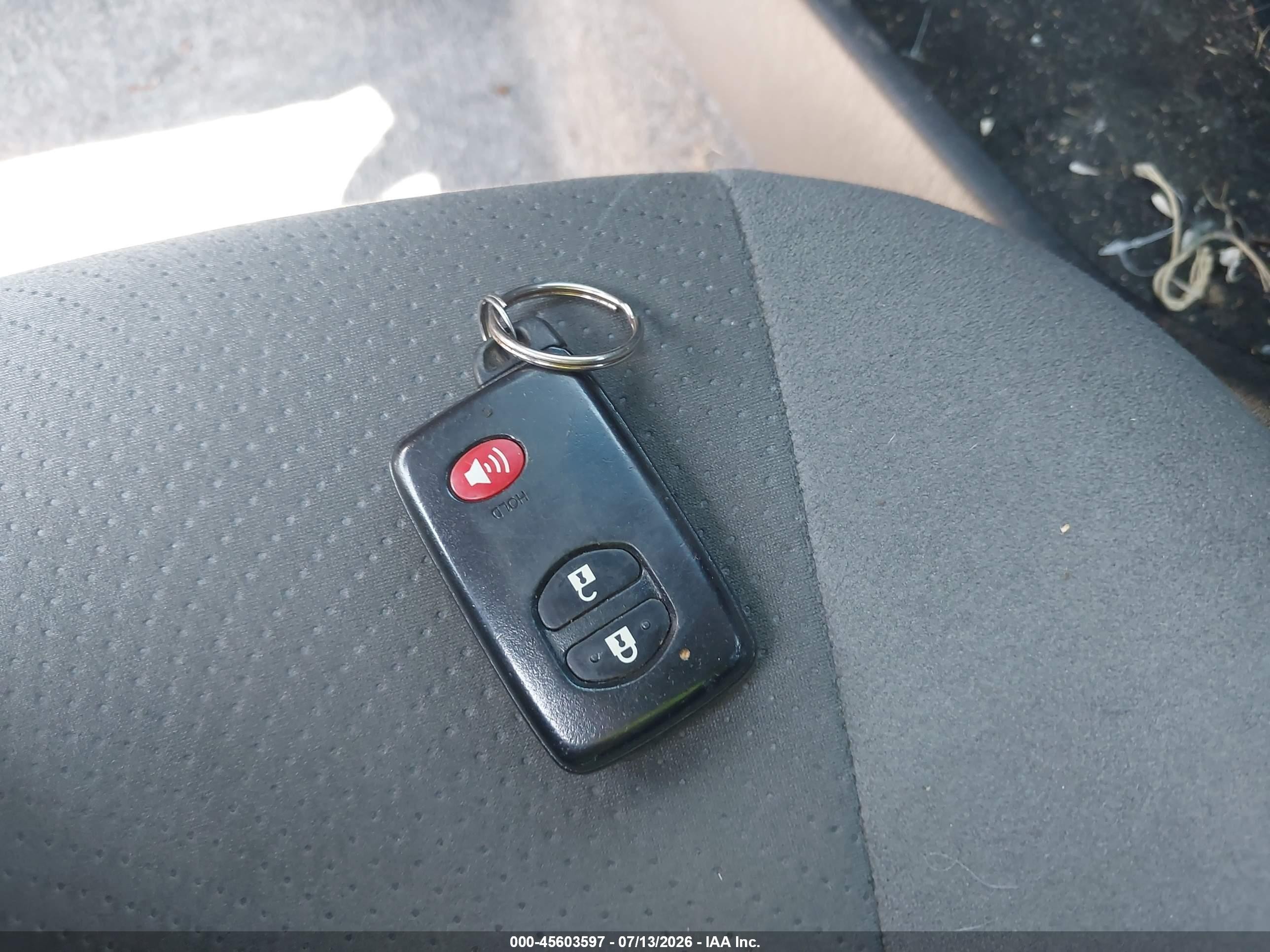 2012 Toyota Prius Three Серебряный vin: JTDKN3DU8C0333964