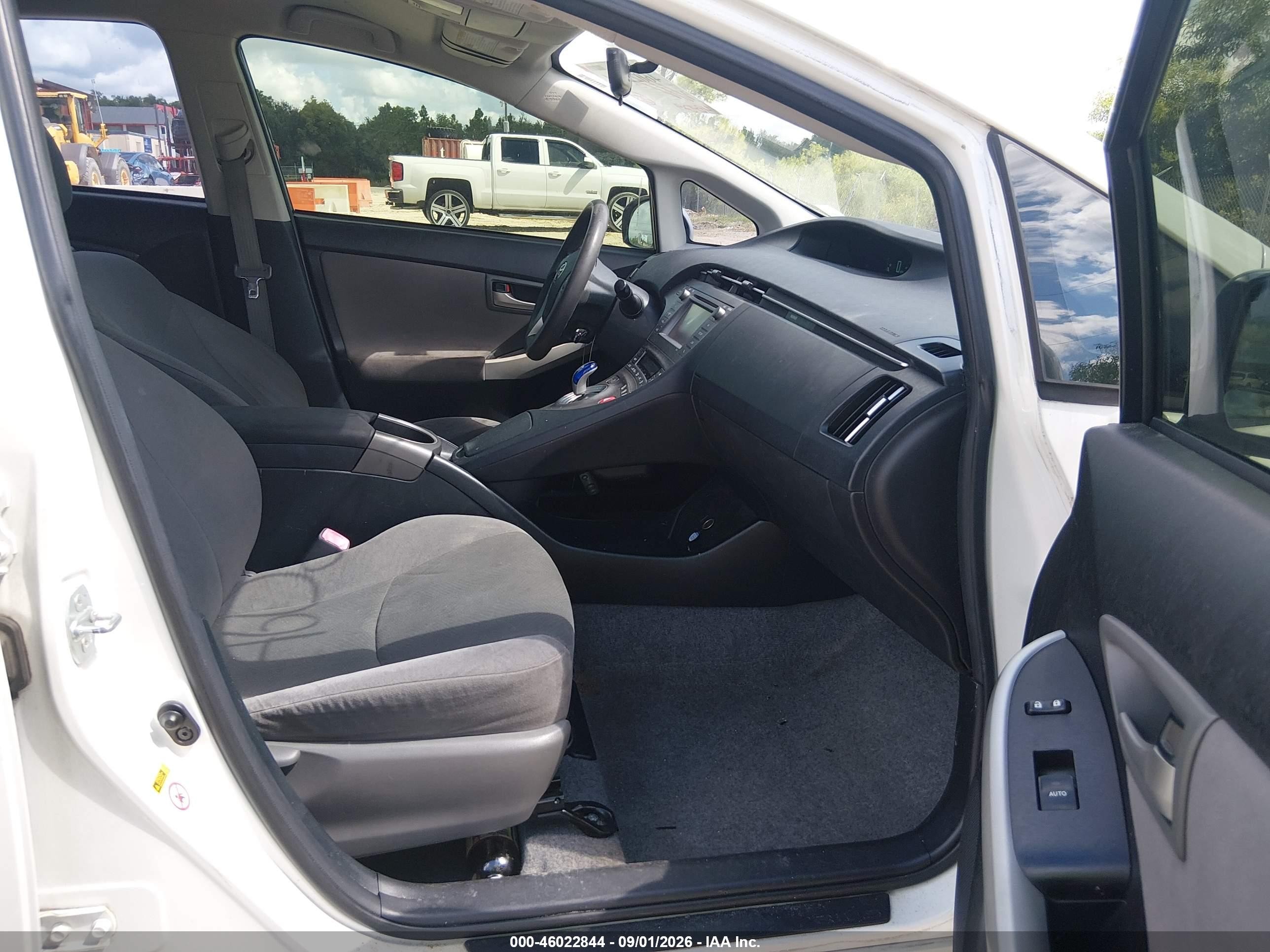 2012 Toyota Prius Two Белый vin: JTDKN3DU8C5415065