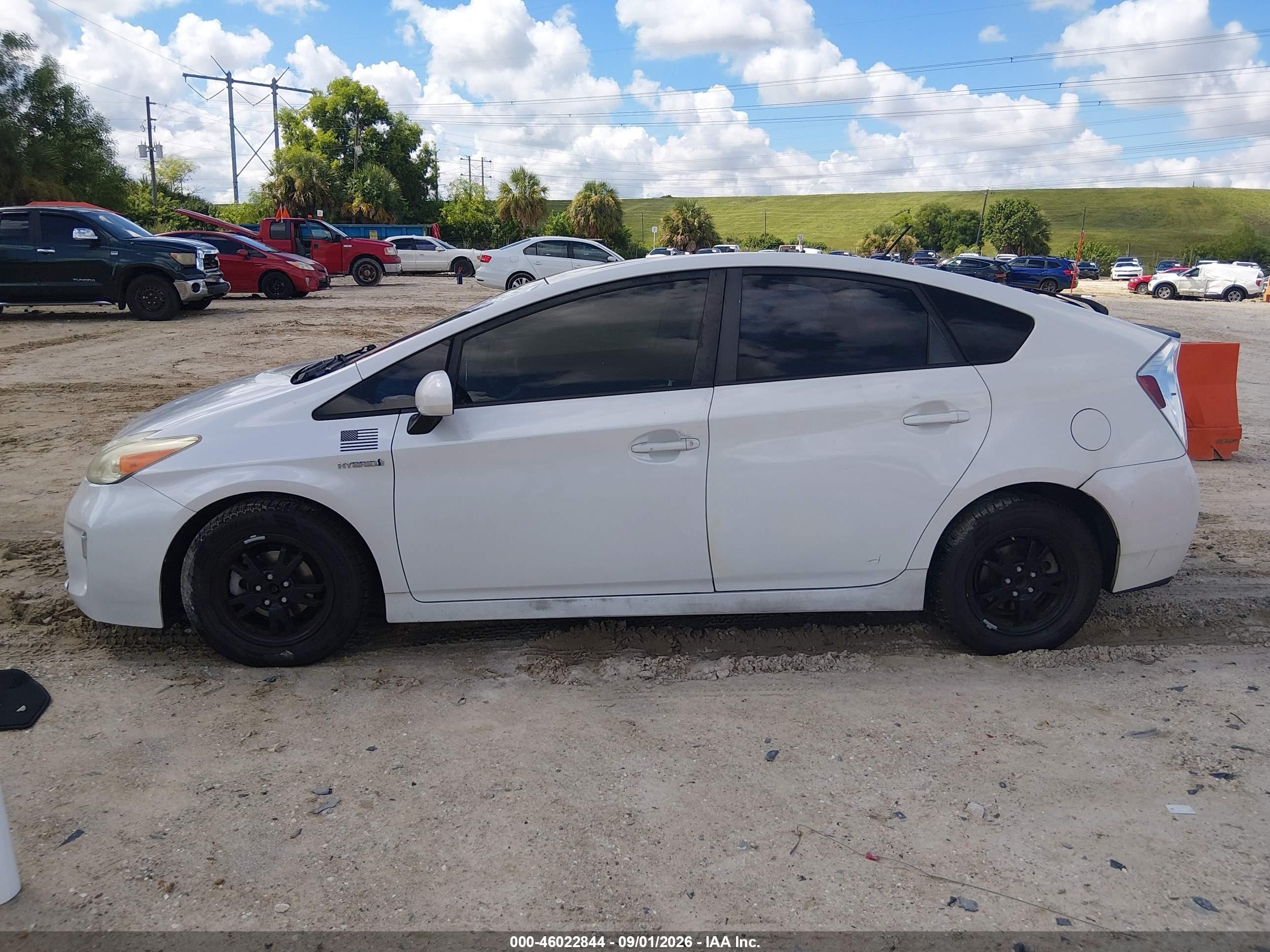 2012 Toyota Prius Two Белый vin: JTDKN3DU8C5415065