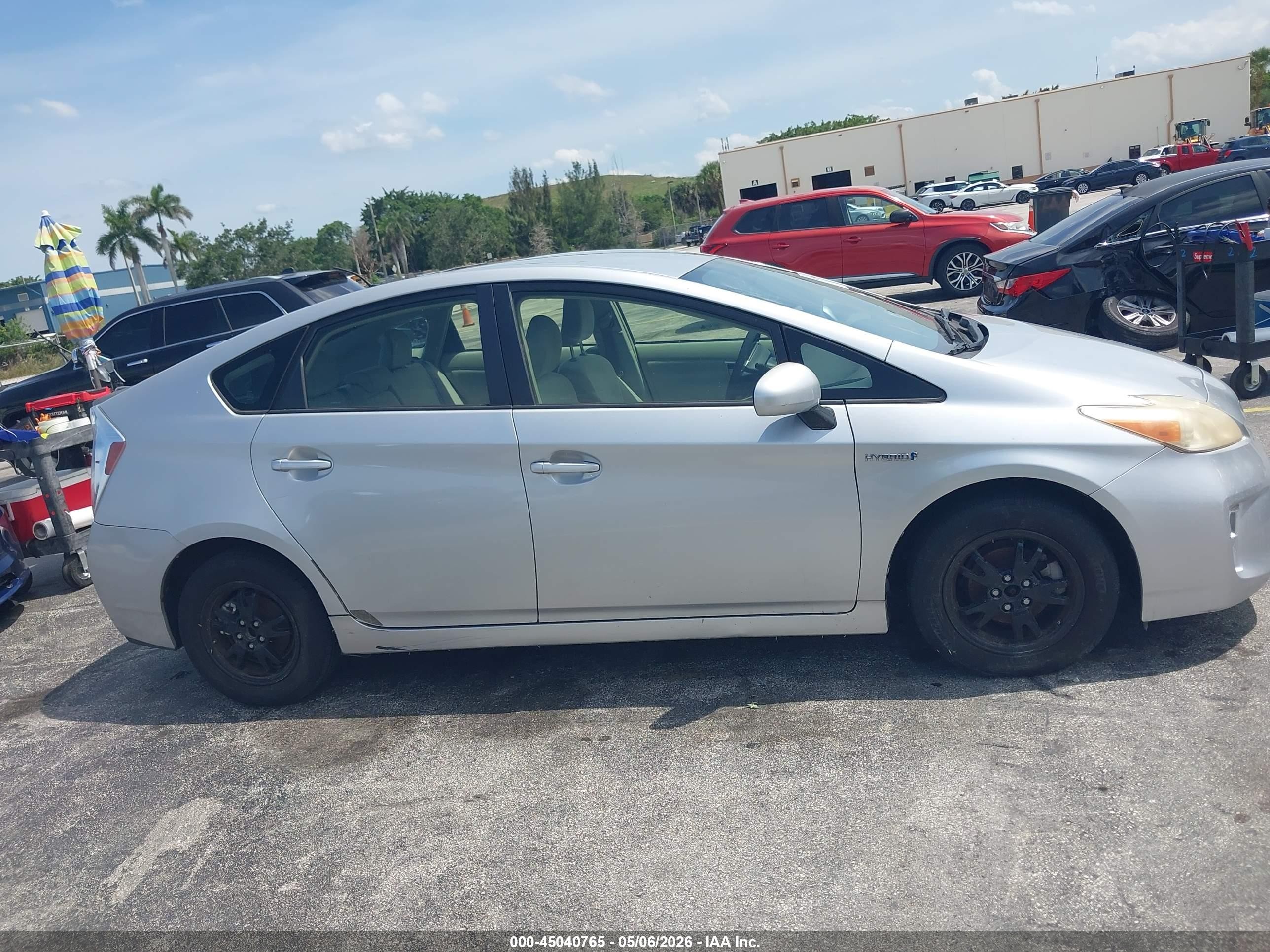 2013 Toyota Prius Two Серебряный vin: JTDKN3DU8D0354492
