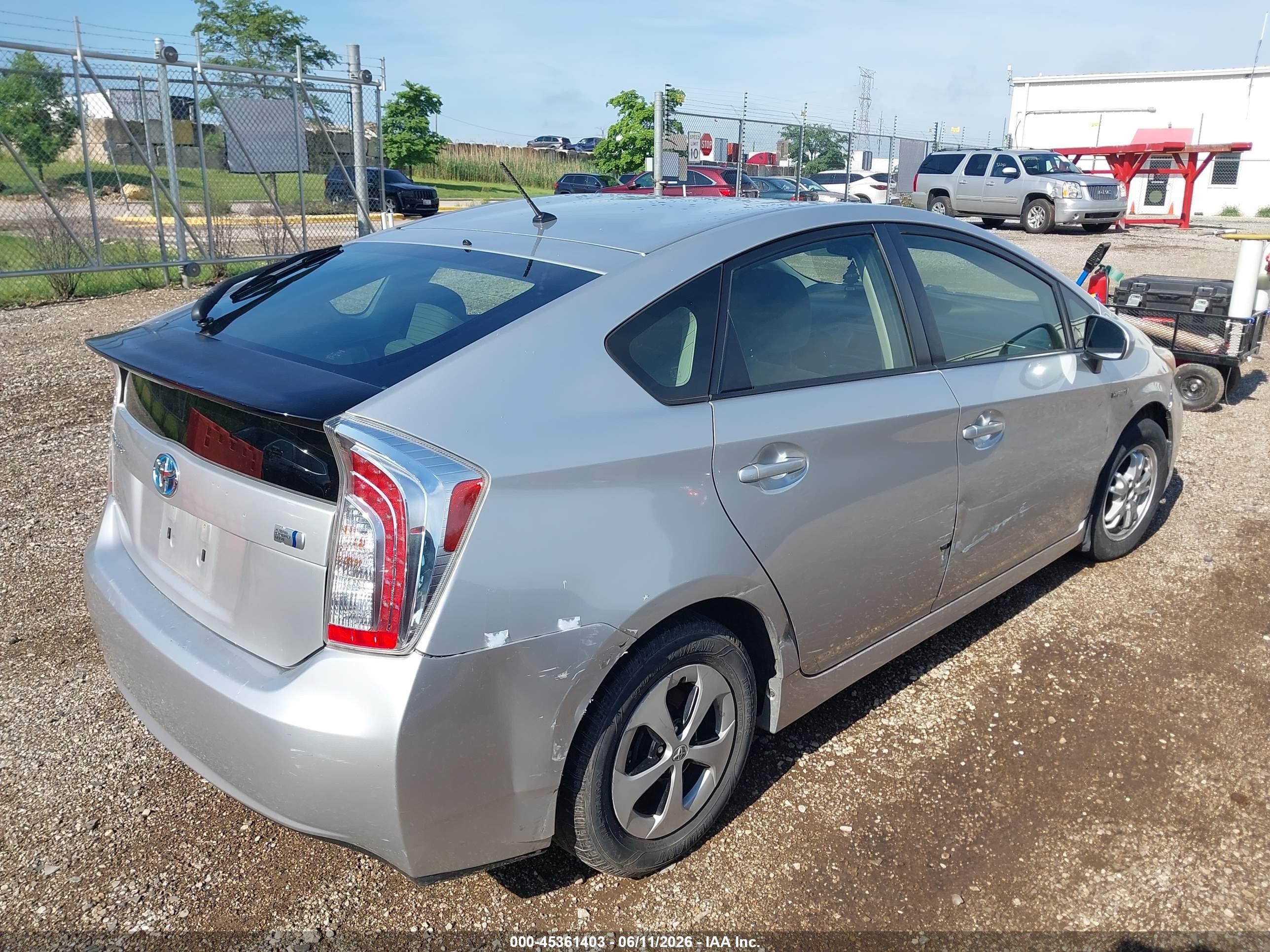 2014 Toyota Prius Two Серебряный vin: JTDKN3DU8E1736713